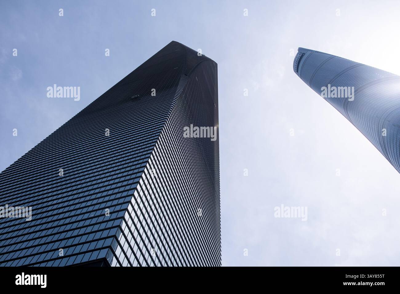 Edifici cittadini contro il cielo blu, grattacieli alti per uffici con vista ad angolo basso Foto Stock