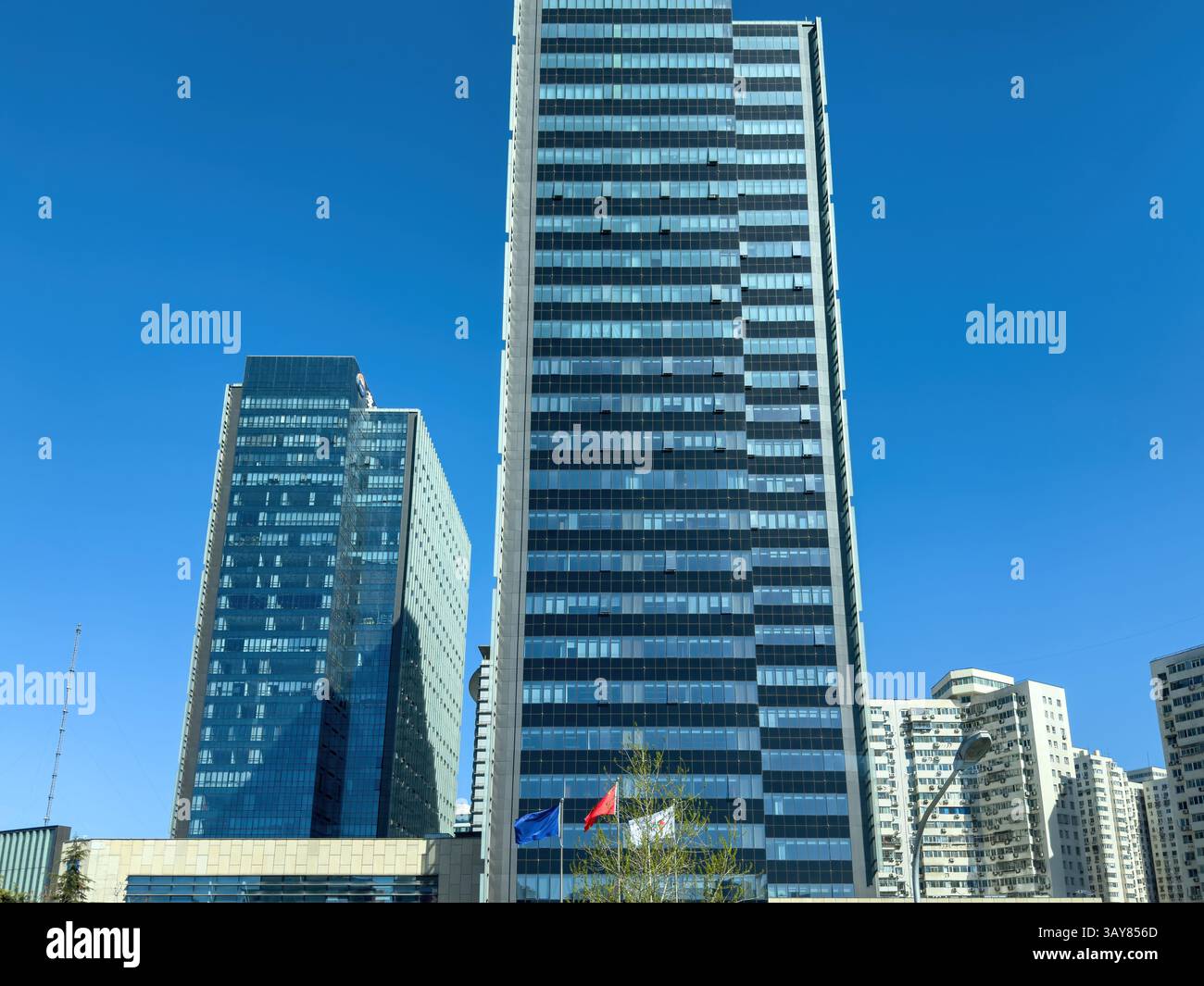 Alti edifici della città di Pechino contro il cielo blu, Cina. Grattacieli in vetro e acciaio nel quartiere centrale degli affari Foto Stock