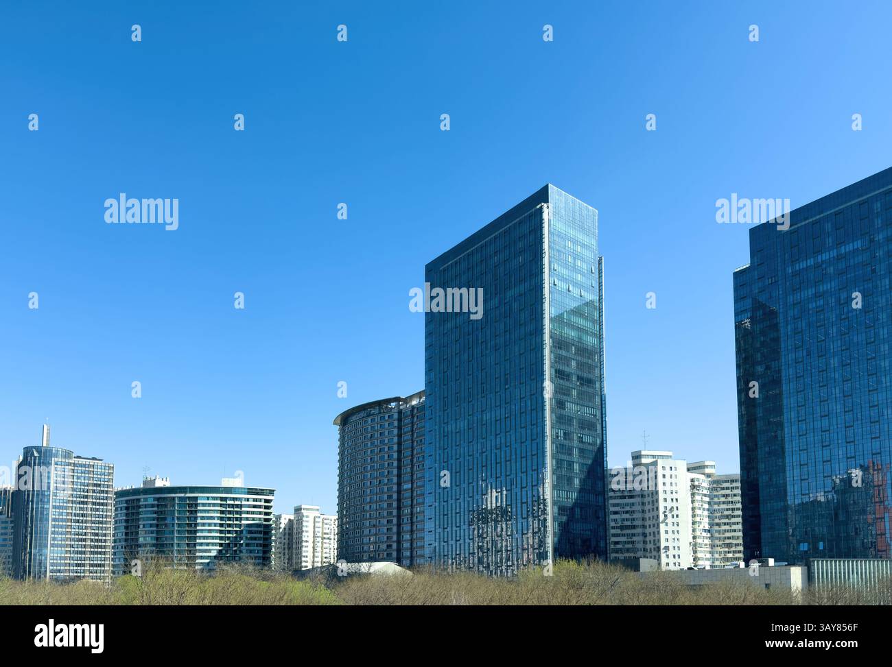 Alti edifici della città di Pechino contro il cielo blu, Cina. Grattacieli in vetro e acciaio nel quartiere centrale degli affari Foto Stock