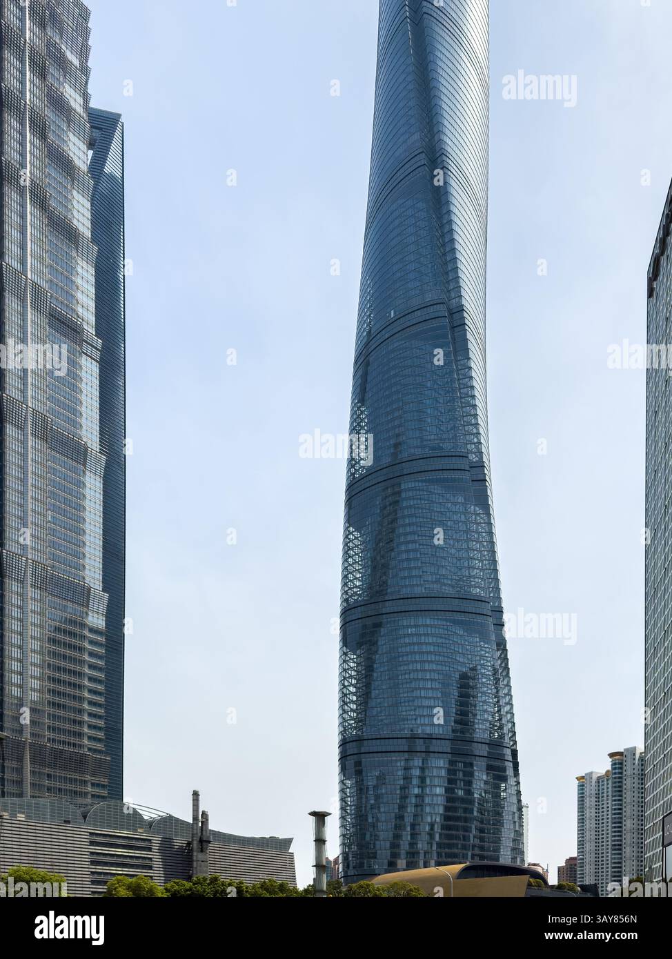 Alti edifici della citta' di Shanghai contro il cielo blu, Cina. Grattacieli degli uffici aziendali. Quartiere finanziario di Lujiazui. Foto Stock