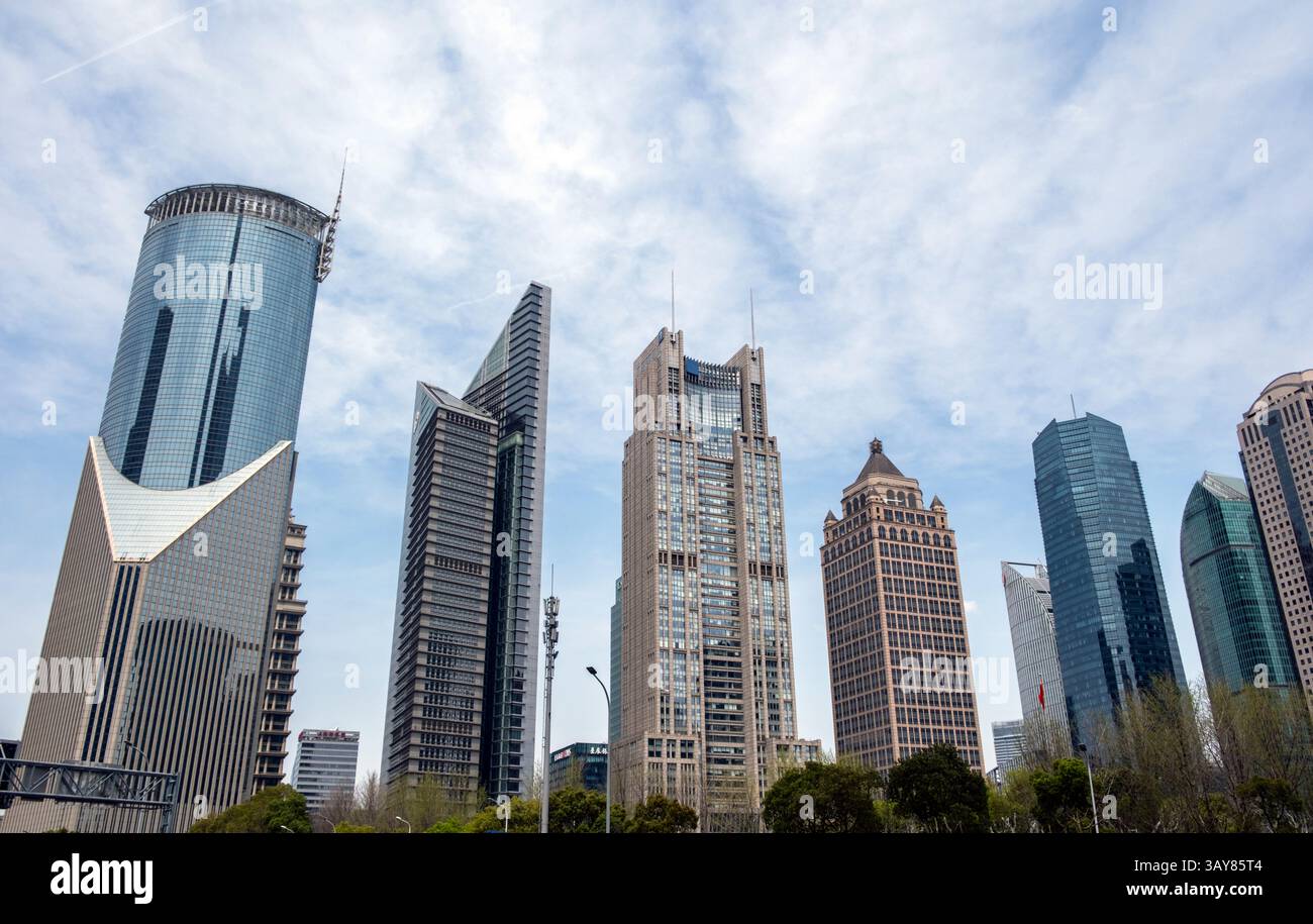 Cina, skyline di Shanghai Lujiazui, architettura alta e moderna, grattacieli commerciali, quartiere finanziario della città. Foto Stock