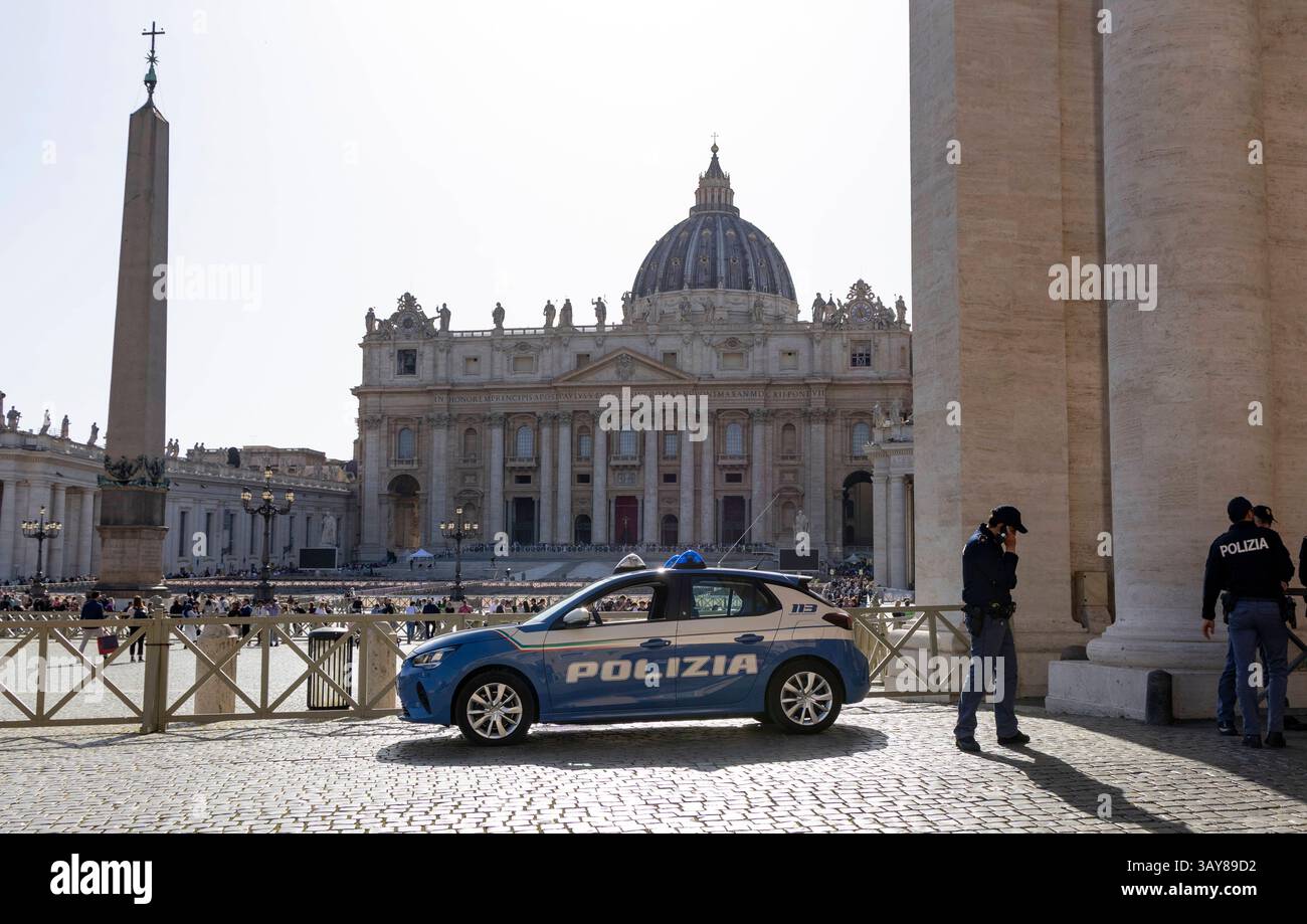 Il giorno dopo la morte di Papa Francesco in Vaticano, i poliziotti italiani tengono d'occhio Piazza San Pietro, il Vaticano a Roma, il 22 aprile 2025. Il Vaticano ha annunciato il 21 aprile 2025 la morte di Papa Francesco all'età di 88 anni nella sua residenza nella Casa Santa Marta del Vaticano. Roma ITALIA Copyright: XMatrixxImagesx/xAndrexPainx Foto Stock