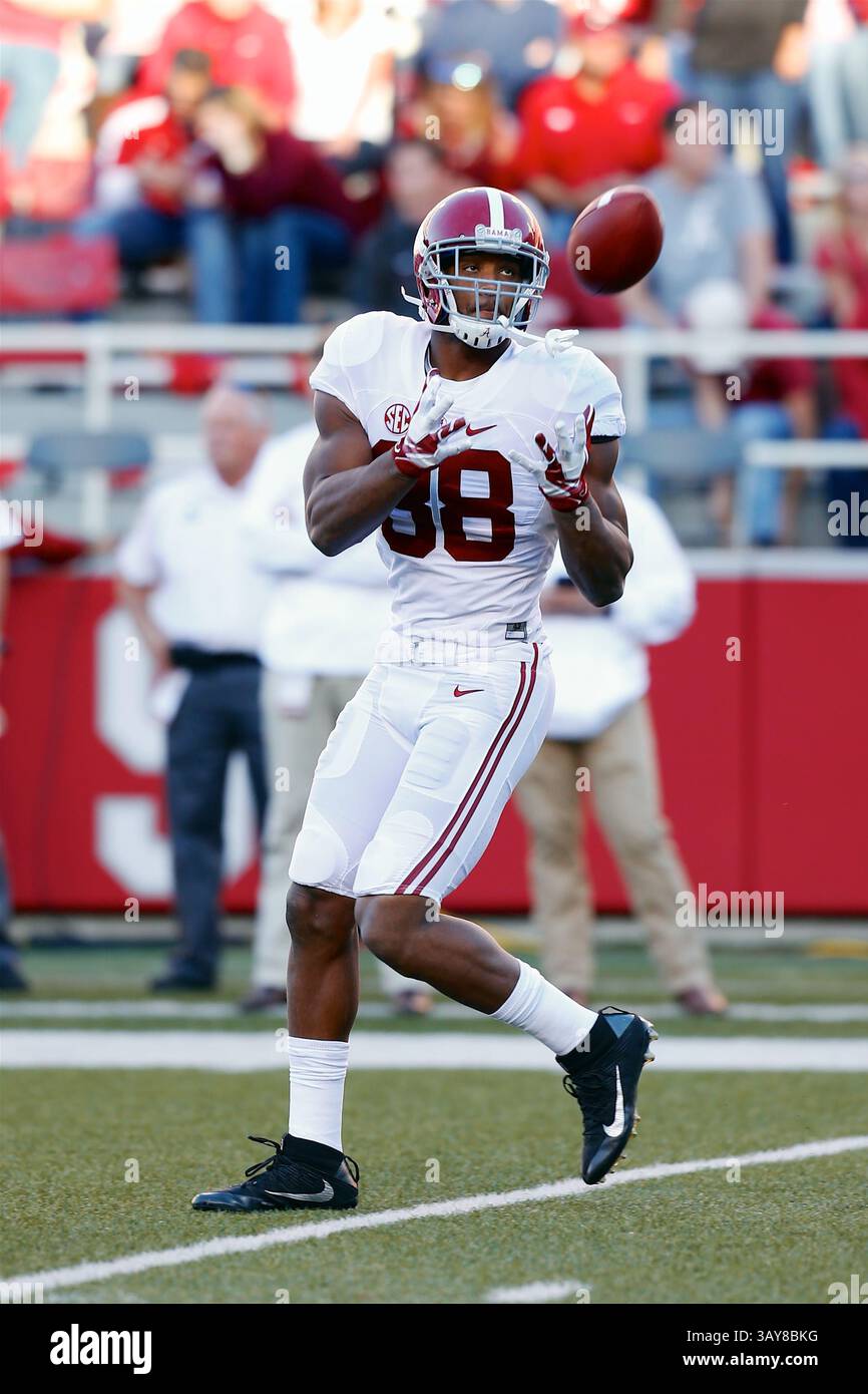 8 OTTOBRE 2016: Il tight end O.J. Howard #88 fa un colpo mentre si riscalda. Gli Alabama Crimson Tide sconfissero gli Arkansas Razorbacks 49-30 al Donald W. Reynolds Stadium di Fayetteville, AR, Richey Miller/CSM(Credit Image: &Copy; Richey Miller/CSM via ZUMA Wire) Foto Stock