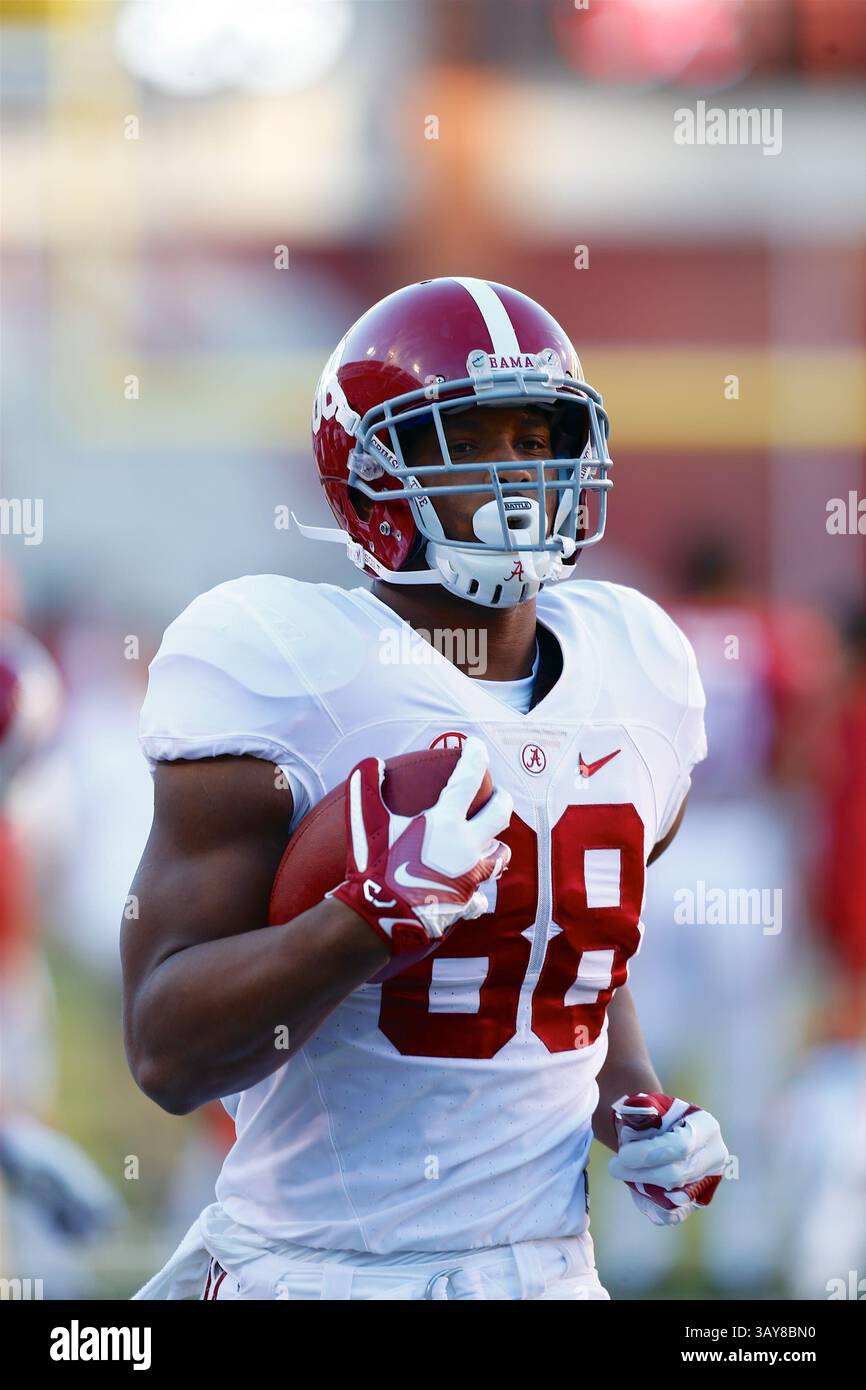 8 ottobre 2016: Il tight end dell'Alabama O.J. Howard n. 88 si assicura la palla durante i warm up pre-partita. Gli Alabama Crimson Tide sconfissero gli Arkansas Razorbacks 49-30 al Donald W. Reynolds Stadium di Fayetteville, AR, Richey Miller/CSM(Credit Image: &Copy; Richey Miller/CSM via ZUMA Wire) Foto Stock