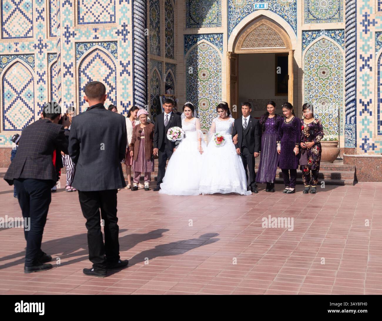 Fotografi di matrimonio professionisti che fotografano una doppia festa di nozze all'Osservatorio Ulugh Beg di Samarcanda, Uzbekistan. Foto Stock