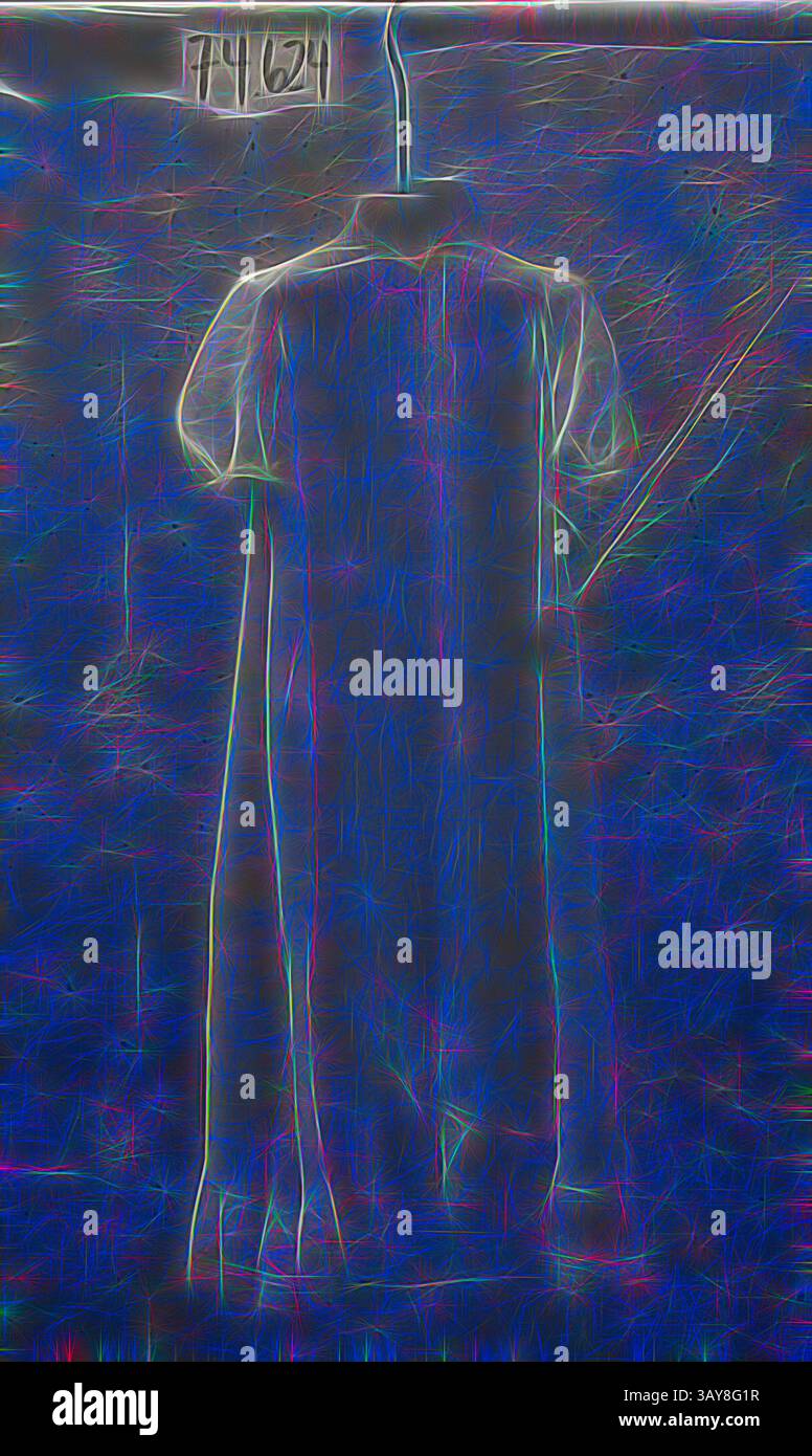 Un abito vintage è appeso su un appendiabiti, la sua silhouette fluida e il tessuto testurizzato delicatamente illuminato su uno sfondo scuro, evocando un senso di nostalgia e uno stile senza tempo., abito per bambini, circa 1900, coton, L: 31-1/4 poll., Textile and Fashion Arts, arte classica con un tocco moderno reinventata da Artotop Foto Stock