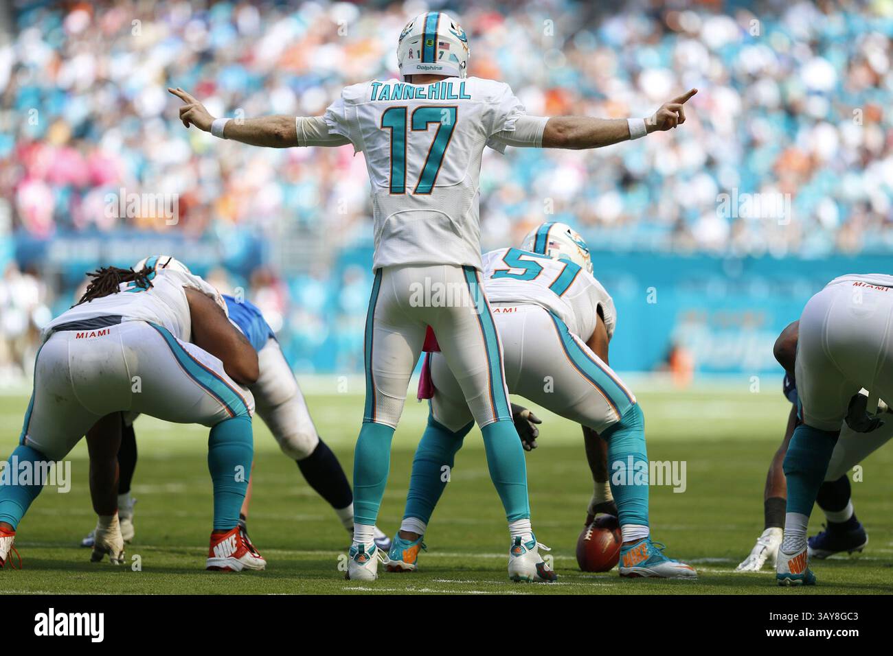 9 ottobre 2016 - il quarterback dei Miami Gardens, FL, USA - Ryan Tannehill (17) si schiera contro i Tennessee Titans domenica 9 ottobre 2016 all'Hard Rock Stadium di Miami Gardens, Flag. (Immagine di credito: © al Diaz/TNS via ZUMA Wire) Foto Stock