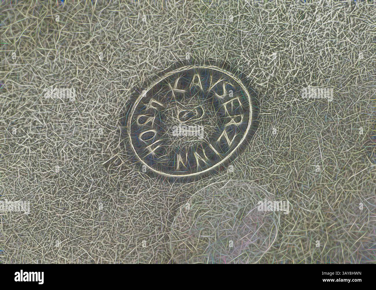 Vista ravvicinata di un emblema circolare in metallo con la parola "EISER", circondato da motivi intricati che ricordano il tessuto testurizzato. Il design dell'emblema suggerisce che potrebbe essere parte di un oggetto più grande, che mostra cura artigianale e dettagli., caraffa d'acqua, Hans Stoltenberg-Lerche, Designer (tedesco, 1867-1920), peltro, 8-1/4 x 6 x 4-1/2 poll., arti decorative, arte classica con un tocco moderno reinventata da Artotop Foto Stock