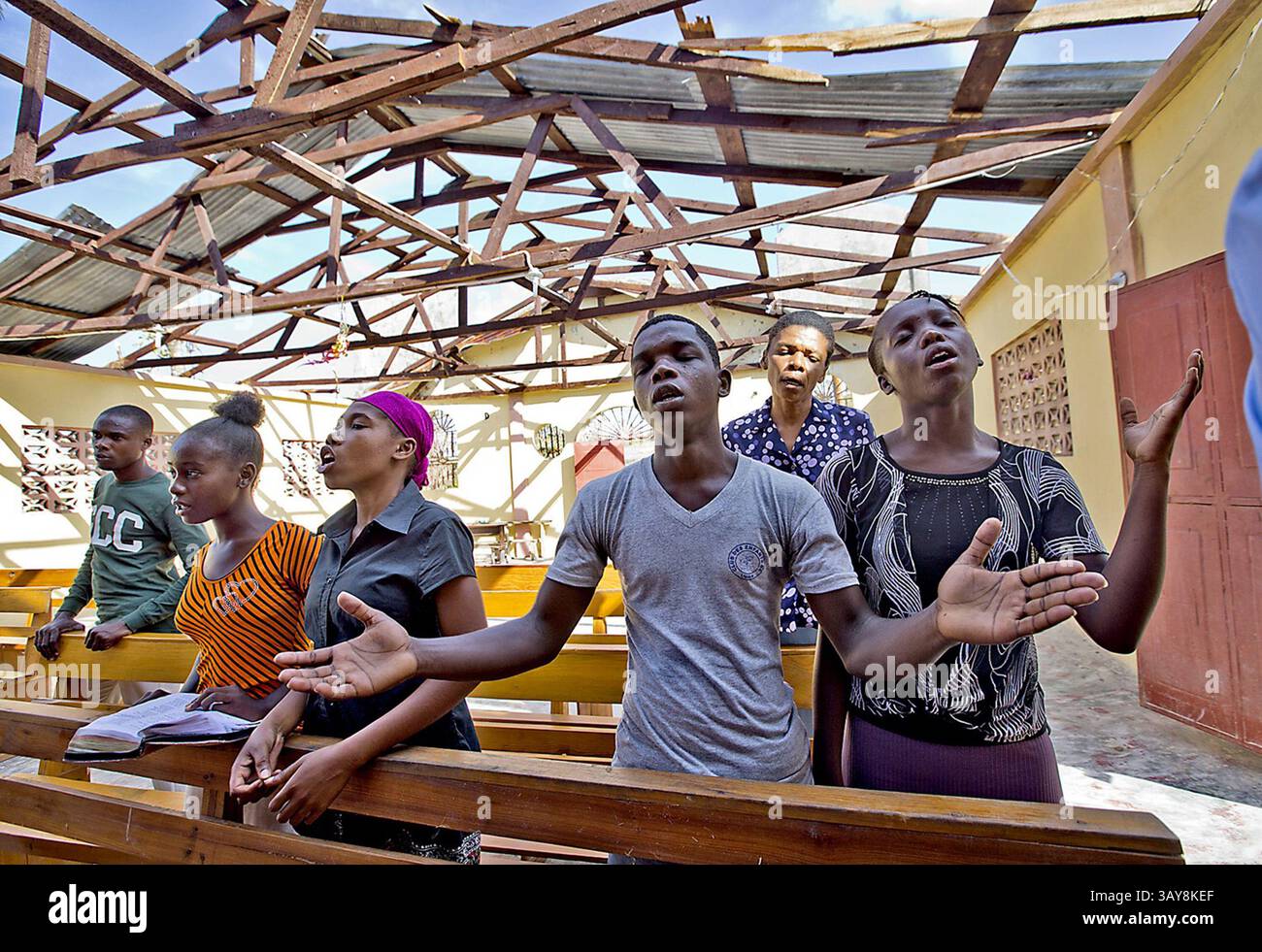 9 ottobre 2016 - HTI - il culto delle persone domenica 9 ottobre 2016 in una chiesa sul tetto è andato perduto nell'uragano Matthew a Port Salut, Haiti. (Immagine di credito: © Patrick Farrell/TNS tramite filo ZUMA) Foto Stock