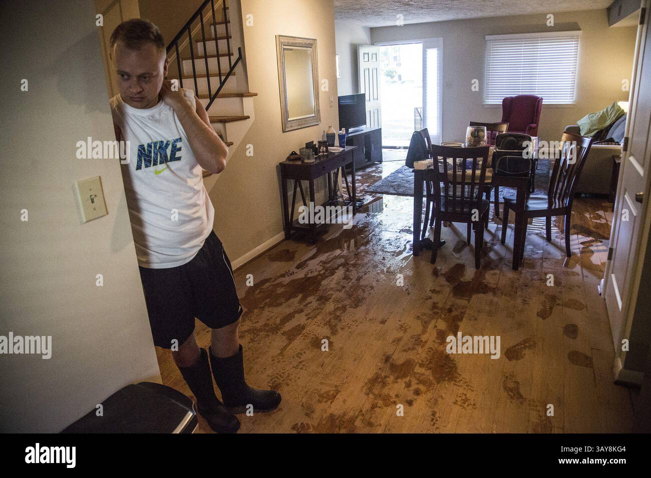 9 ottobre 2016 - Raleigh, North Carolina, Stati Uniti d'America - Jeremy Spearman controlla i danni causati dalle inondazioni al suo appartamento Parkside Five Points Townhomes dopo che l'uragano Matthew ha causato alberi abbattuti e inondazioni domenica 9 ottobre 2016 a Raleigh, N.C. (immagine di credito: © Travis Long/TNS via ZUMA Wire) Foto Stock
