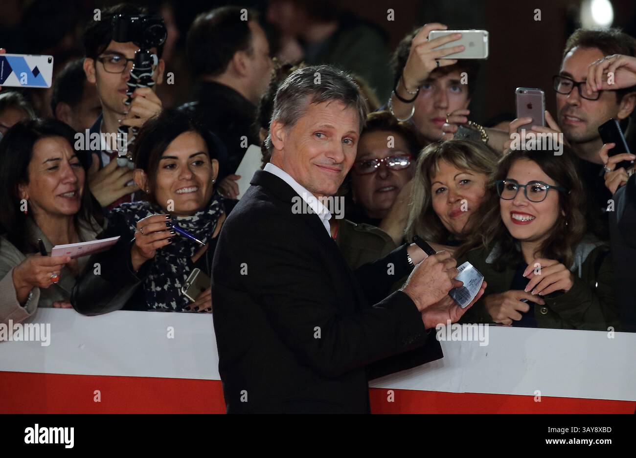 Otober 17, 2016 - Roma, Italia - l'attore britannico VIGGO MORTENSEN sul capretto rosso di ''Captain Fantastic'' durante il Festival del Cinema di Roma 2016. (Immagine di credito: © Evandro Inetti via ZUMA Wire) Foto Stock