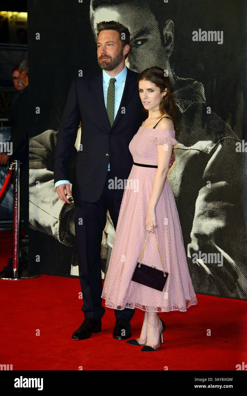 17 ottobre 2016 - Londra, Regno Unito di Gran Bretagna e Irlanda del Nord - (L-R) Ben Affleck e Anna Kendrick arrivano alla prima inglese di "The Accountant" al Cineworld Leicester Square il 17 ottobre 2016 a Londra, Inghilterra (Credit Image: © Famous/Ace Pictures via ZUMA Press) Foto Stock