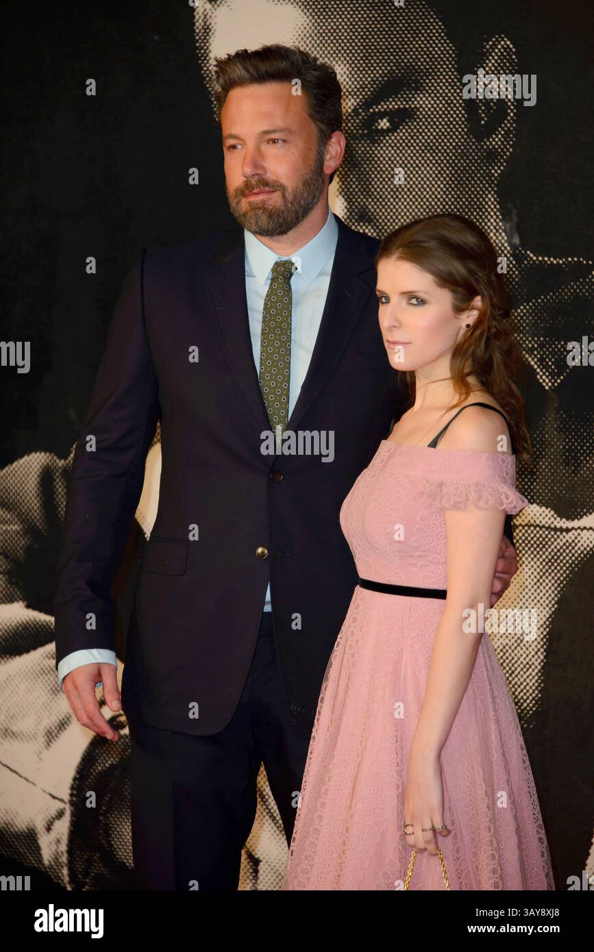 17 ottobre 2016 - Londra, Regno Unito di Gran Bretagna e Irlanda del Nord - (L-R) Ben Affleck e Anna Kendrick arrivano alla prima inglese di "The Accountant" al Cineworld Leicester Square il 17 ottobre 2016 a Londra, Inghilterra (Credit Image: © Famous/Ace Pictures via ZUMA Press) Foto Stock