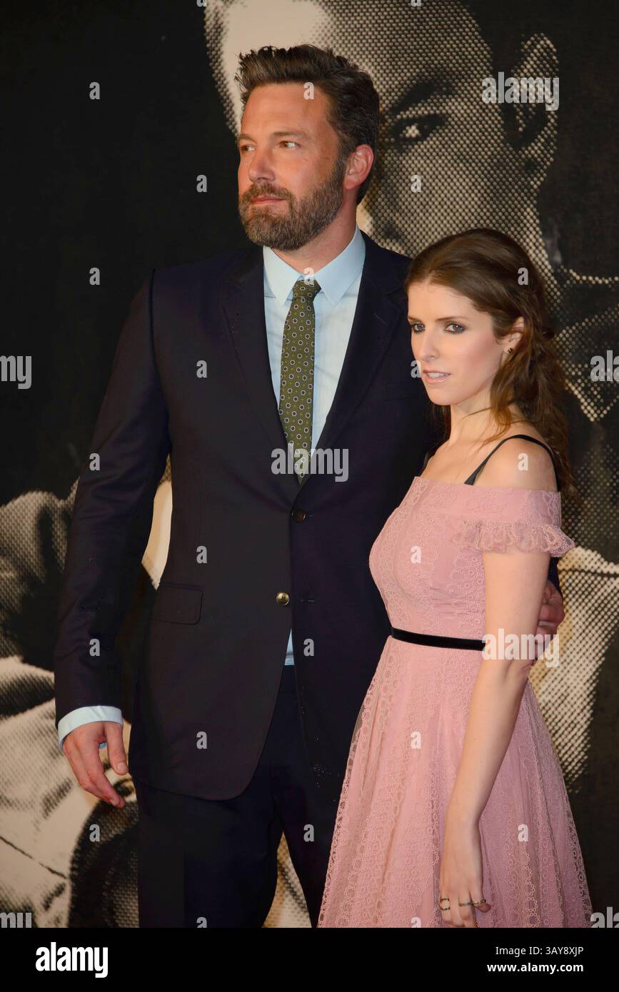17 ottobre 2016 - Londra, Regno Unito di Gran Bretagna e Irlanda del Nord - (L-R) Ben Affleck e Anna Kendrick arrivano alla prima inglese di "The Accountant" al Cineworld Leicester Square il 17 ottobre 2016 a Londra, Inghilterra (Credit Image: © Famous/Ace Pictures via ZUMA Press) Foto Stock