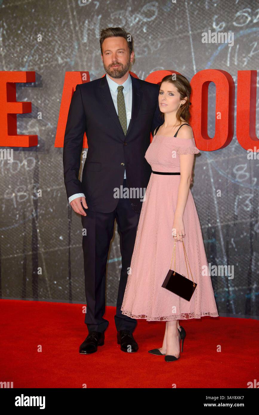 17 ottobre 2016 - Londra, Regno Unito di Gran Bretagna e Irlanda del Nord - (L-R) Ben Affleck e Anna Kendrick arrivano alla prima inglese di "The Accountant" al Cineworld Leicester Square il 17 ottobre 2016 a Londra, Inghilterra (Credit Image: © Famous/Ace Pictures via ZUMA Press) Foto Stock