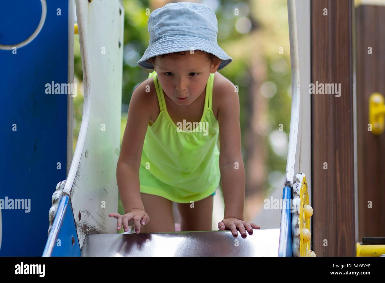 Un bambino a panama gioca in un parco giochi nel parco. Persone Foto Stock