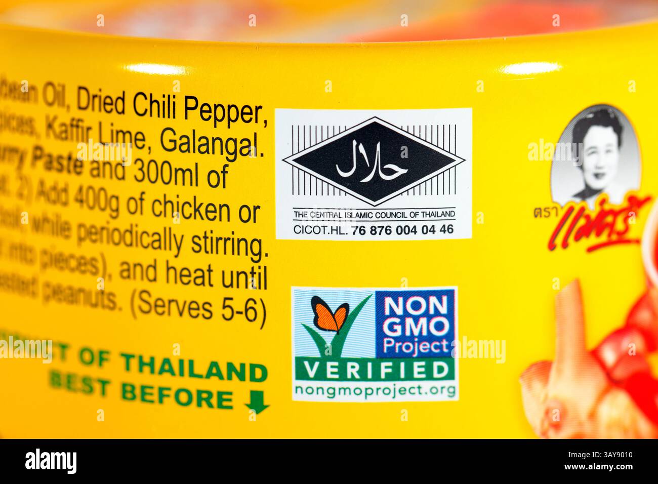 Un logo Halal certificato dal Consiglio islamico centrale della Thailandia e un logo verificato per il progetto non OGM su una lattina di pasta di curry tailandese a marchio Maesri. Foto Stock
