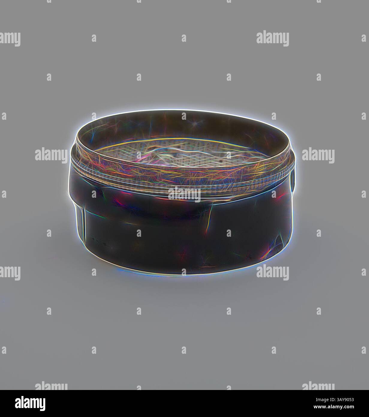 Contenitore rotondo nero con superficie liscia e coperchio leggermente a cupola, che appare semitrasparente con bordo iridescente scintillante. Scatola con coperchio, avorio, 2-3/4 (diam.) In., arte asiatica, arte classica con un tocco moderno reinventata da Artotop Foto Stock