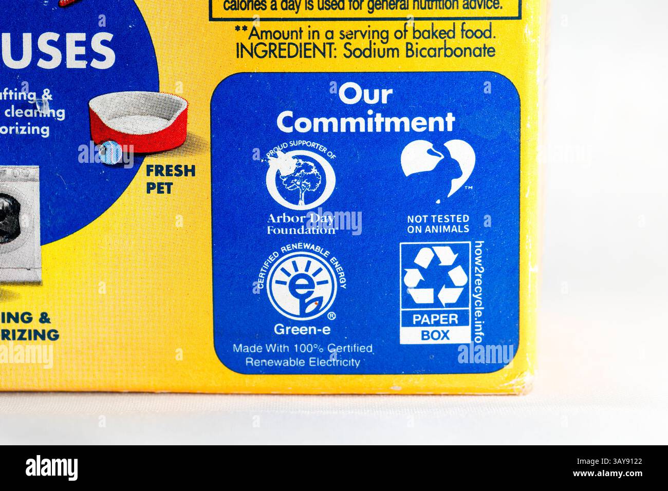 Logo eco-compatibili su una scatola. I simboli di eco marketing consentono al consumatore di conoscere l'appartenenza del marchio a determinati programmi volontari. Foto Stock