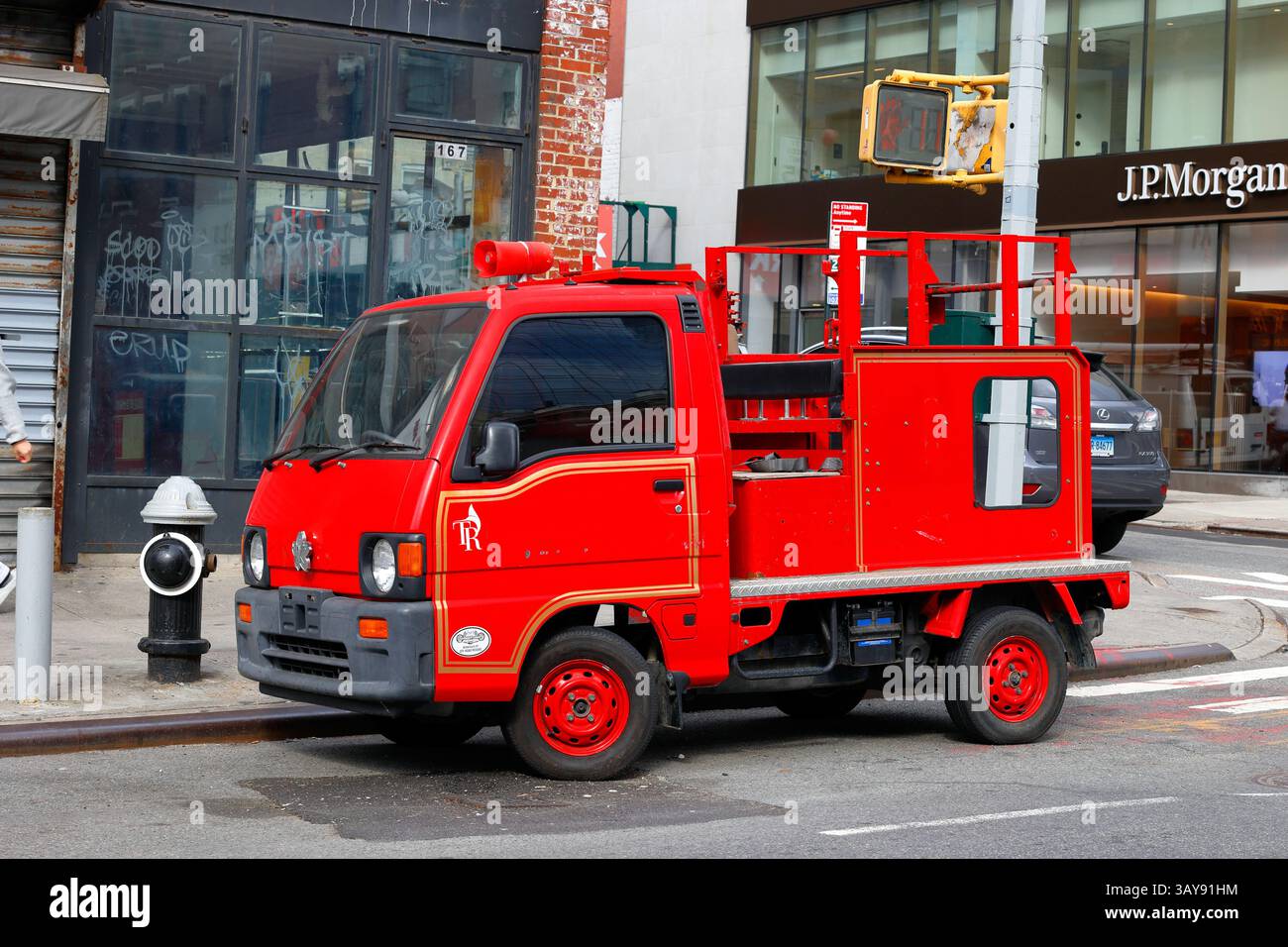 Un Subaru Sambar ha ritirato un camion dei vigili del fuoco giapponese ini. Un vecchio camion giapponese Kei importato. Foto Stock