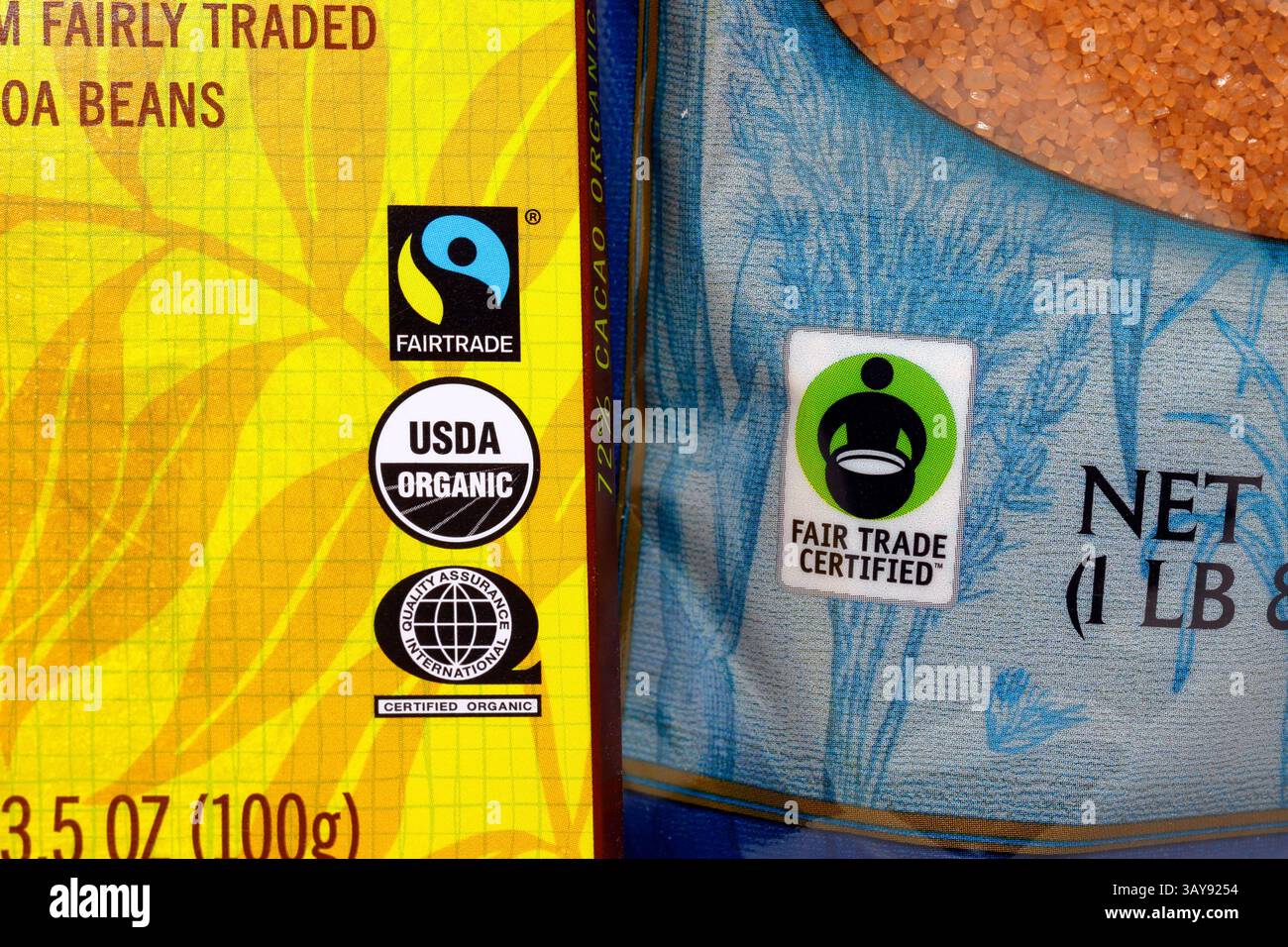 Logo e simboli di un marchio Fairtrade International, di un marchio Fair Trade Certified, di un marchio USDA Organic e di un marchio Quality Assurance International Certified Organic Foto Stock