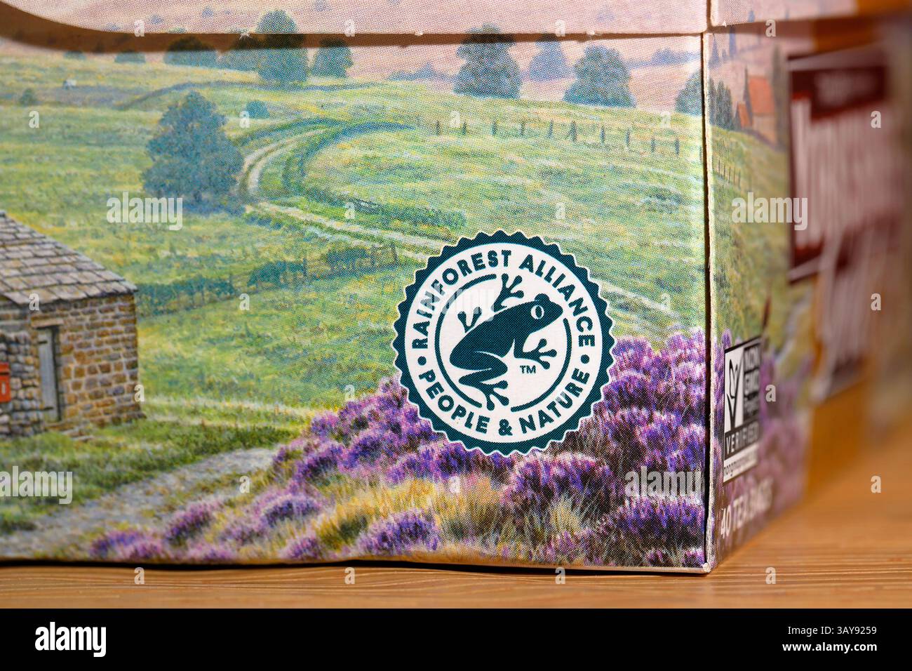 Un logo di certificazione Rainforest Alliance People and Nature su una scatola di prodotti alimentari. Il logo indica al consumatore che il prodotto è stato acquistato in modo sostenibile. Foto Stock