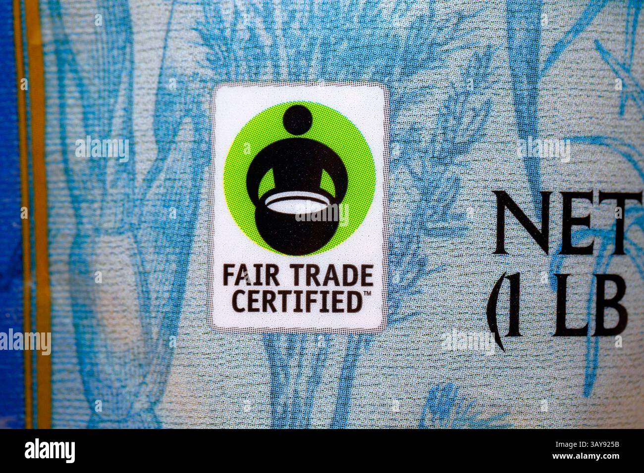 Un logo certificato per il commercio equo e solidale su un pacchetto. Un programma volontario di certificazione etica. Il logo degli alimenti eco-compatibili consente ai consumatori eco-attenti ... Foto Stock