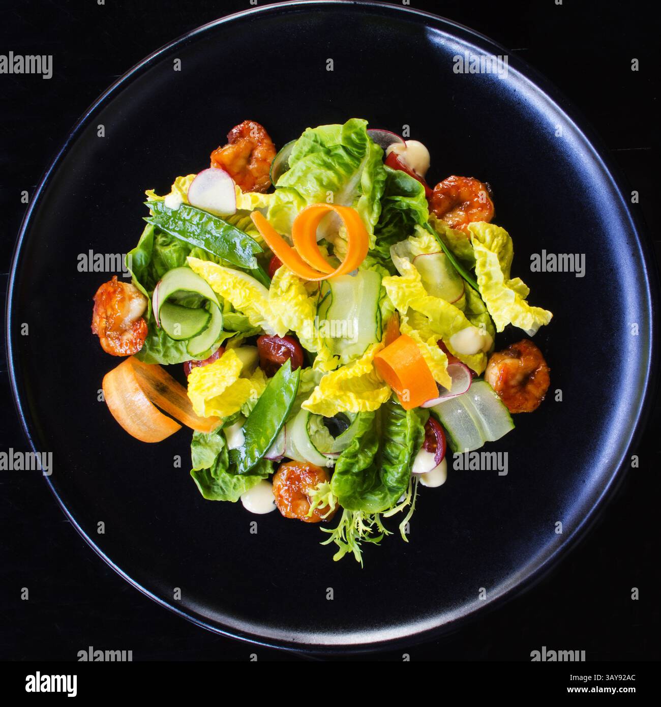 6 Ottobre 2016 - insalata di verdure con gamberi fritti (credito Immagine: © Igor Goiovniov via ZUMA filo) Foto Stock