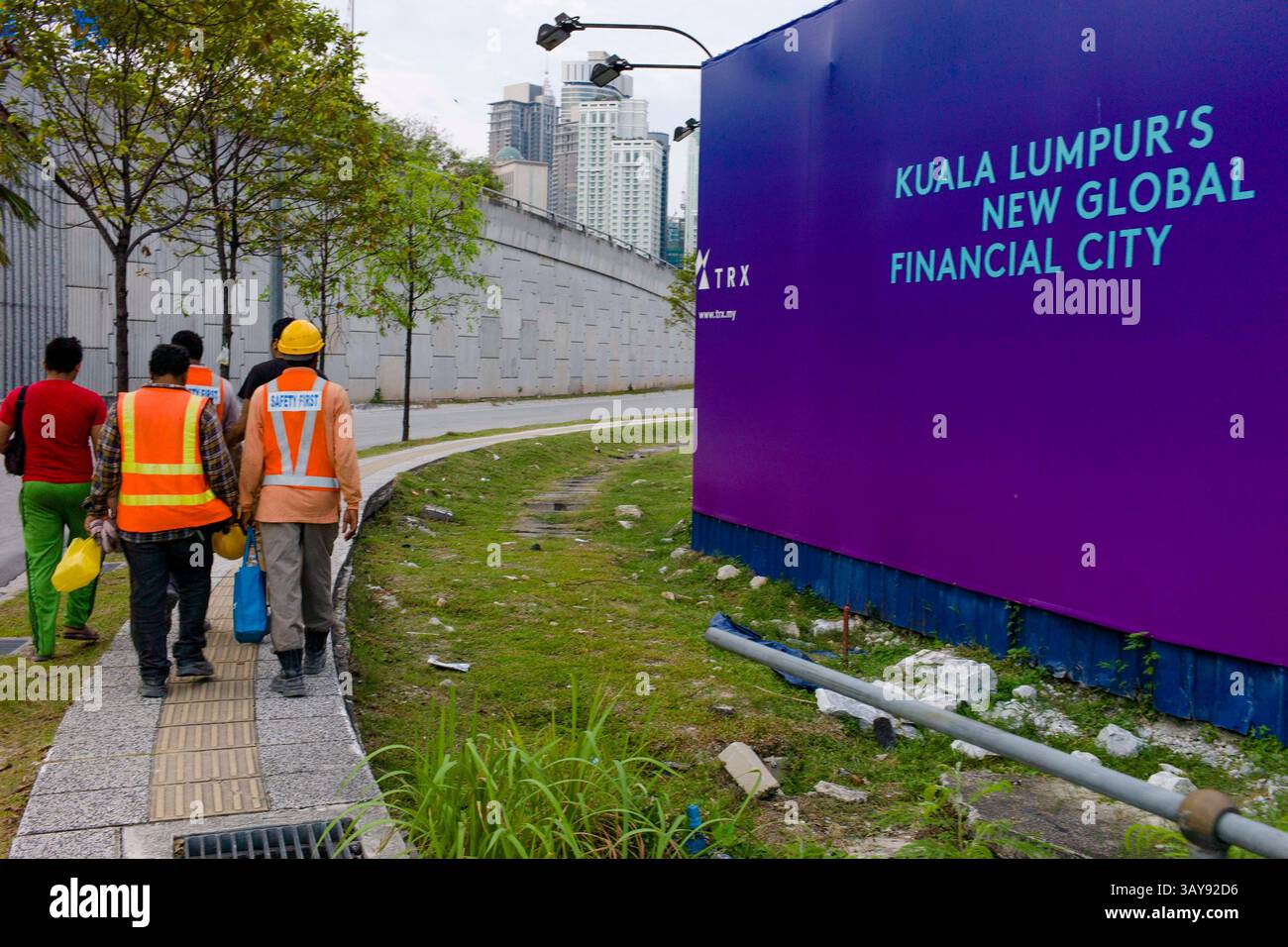 8 ottobre 2016 - Kuala Lumpur, Malesia - i loghi 1MDB sono stati coperti o sostituiti con TRX (Tun Razak Exchange) sul cartellone dopo lo scandalo 1MDB a Kuala Lumpur, Malesia. Lo scandalo 1Malaysia Development Berhad è uno scandalo politico in corso che si verifica in Malesia. Nel 2015, il primo ministro della Malesia, Najib Tun Razak, è stato accusato di aver incanalato oltre 2,67 miliardi di RMM (quasi 700 milioni di USD) da 1MDB, una società di sviluppo strategico gestita dal governo, ai suoi conti bancari personali (Credit Image: © Chris Jung/ZUMAPRESS.com) Foto Stock