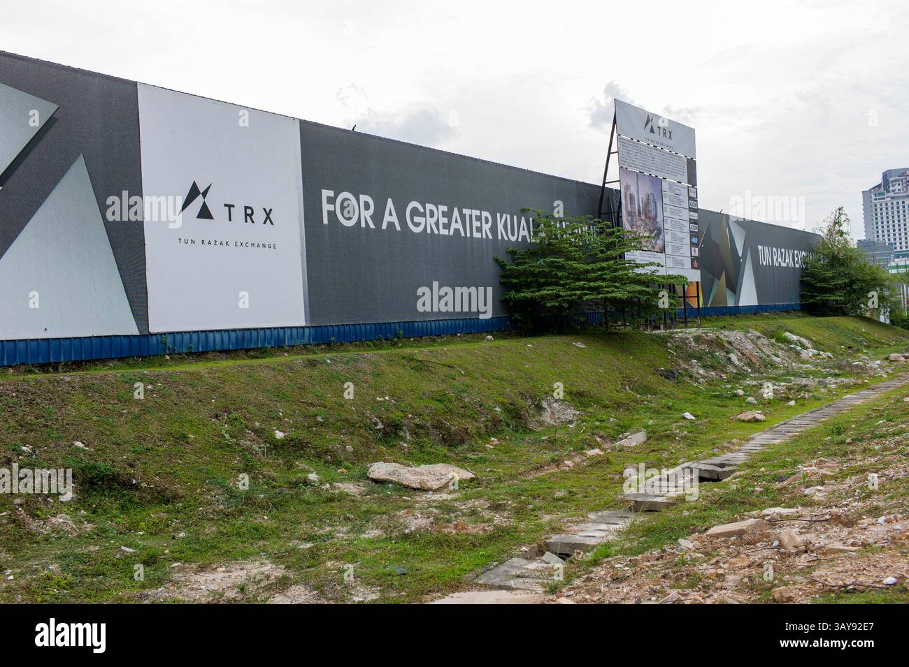 8 ottobre 2016 - Kuala Lumpur, Malesia - i loghi 1MDB sono stati coperti o sostituiti con TRX (Tun Razak Exchange) sul cartellone dopo lo scandalo 1MDB a Kuala Lumpur, Malesia. Lo scandalo 1Malaysia Development Berhad è uno scandalo politico in corso che si verifica in Malesia. Nel 2015, il primo ministro della Malesia, Najib Tun Razak, è stato accusato di aver incanalato oltre 2,67 miliardi di RMM (quasi 700 milioni di USD) da 1MDB, una società di sviluppo strategico gestita dal governo, ai suoi conti bancari personali (Credit Image: © Chris Jung/ZUMAPRESS.com) Foto Stock
