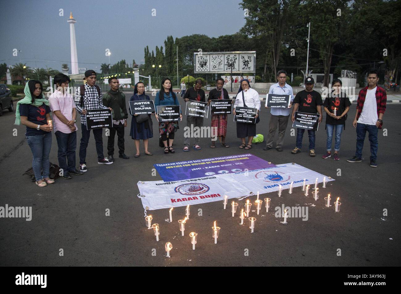 3 ottobre 2016 - Giacarta centrale, Giacarta, Indonesia - Jaringan Buruh Migran Indonesia dan Kabar Bumi due organizzazioni senza scopo di lucro si concentrano sul traffico di esseri umani hanno tenuto la preghiera interreligiosa per le due vittime di morte lavoro migrante morto in Malesia e rimandato indietro dopo autopsia dalla malesia senza adeguate condizioni umane (occhi mancanti, digestione dello stomaco non messo in ordine, ecc.). L'azione condotta di fronte al Palazzo Indonesiano sperando che il loro atto ottenga l'attenzione del presidente indonesiano JOKO WIDODO. Due delle vittime che hanno ucciso lavorando in Malesia sono Yufrinda e Dolfina, il loro caso secondo la p Foto Stock