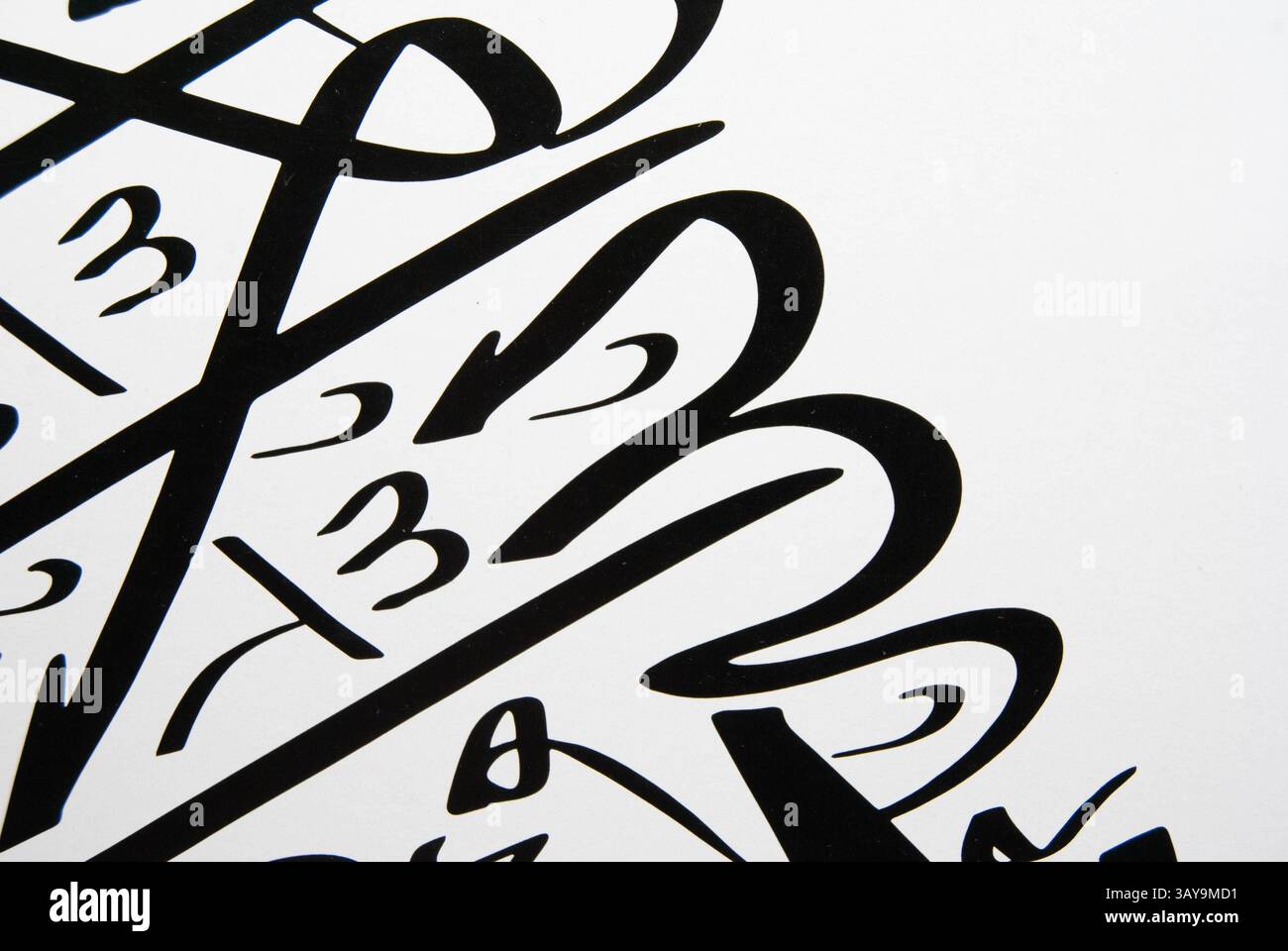 Elegante calligrafia araba nera decorativa su uno sfondo bianco pulito. Foto Stock