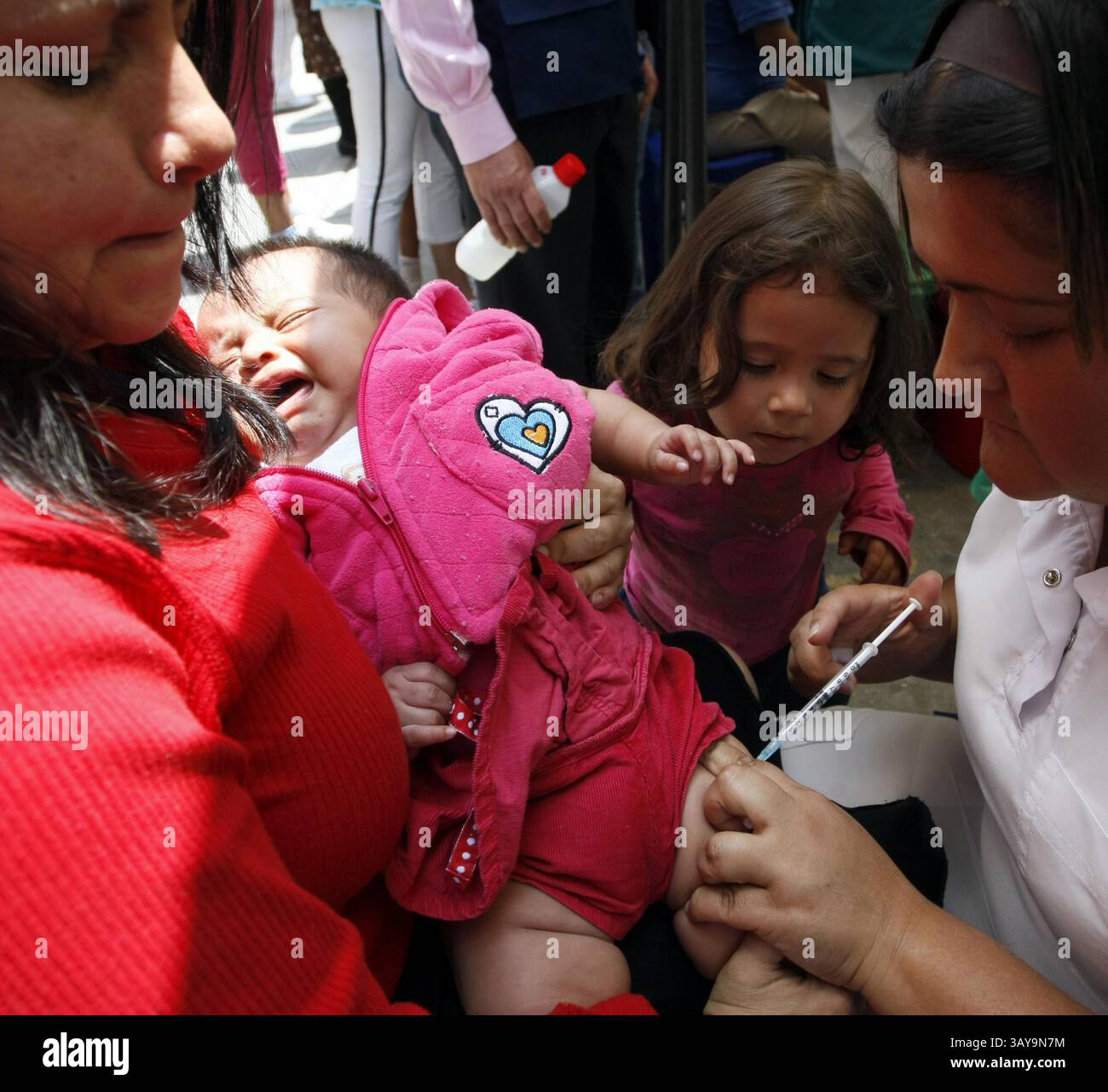 03 GIUGNO 2010 - BOGOTÀ, COLOMBIA, MARZO, 27,2010.JORNADA DE VACUNACION CONTRA EL A/H1N1.DIRIGIDA A MUJERES EN ESTADO DE GESTACION ENTRE EL SEGUNDO Y TERCER. TRIMESTRE,PERSONAL DE SALUD Y PACIENTES CON ENFERMEDADES CRONICAS.A.LOS NIÃ‘OS SE LES APLICO EL ESQUEMA REGULAR DE VACUNAS. OSPEDALE RAFAEL. URIBE URIBE. CENTRO ATENCION CHIRCALES.FOTO.FELIPE CAICEDO EL TIEMPO (immagine di credito: © El Tiempo/GDA/ZUMApress.com) Foto Stock
