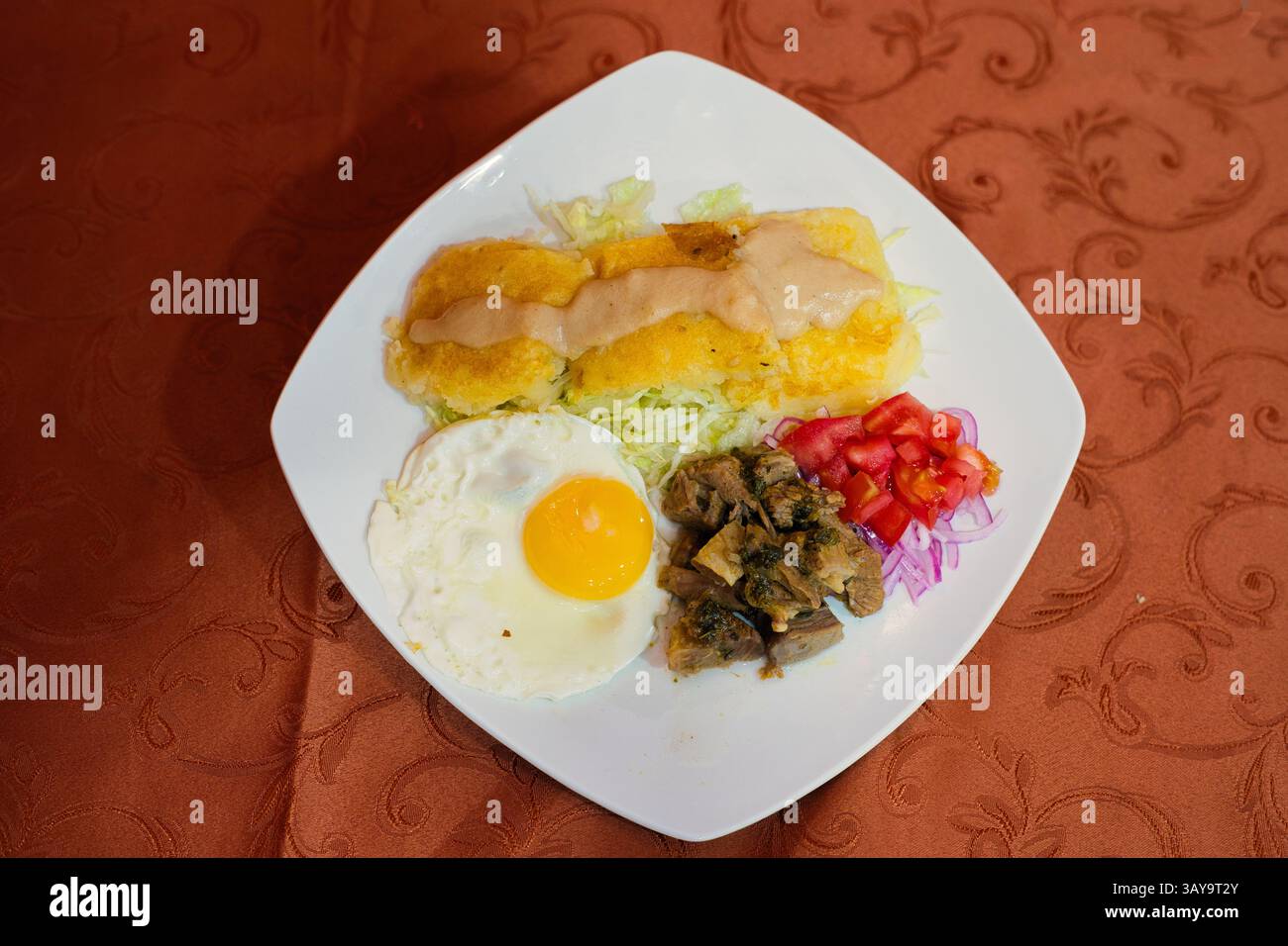 Gusta una nutriente colazione con uova, verdure fresche e condimenti salati per iniziare la giornata in modo fantastico Foto Stock