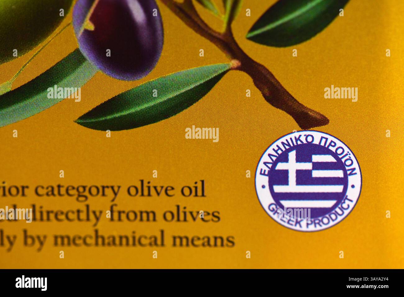 Vista dettagliata del timbro "prodotto greco" su stagno metallico dell'olio extravergine di oliva, simbolo di autenticità e origine nazionale, marchio di certificazione Foto Stock