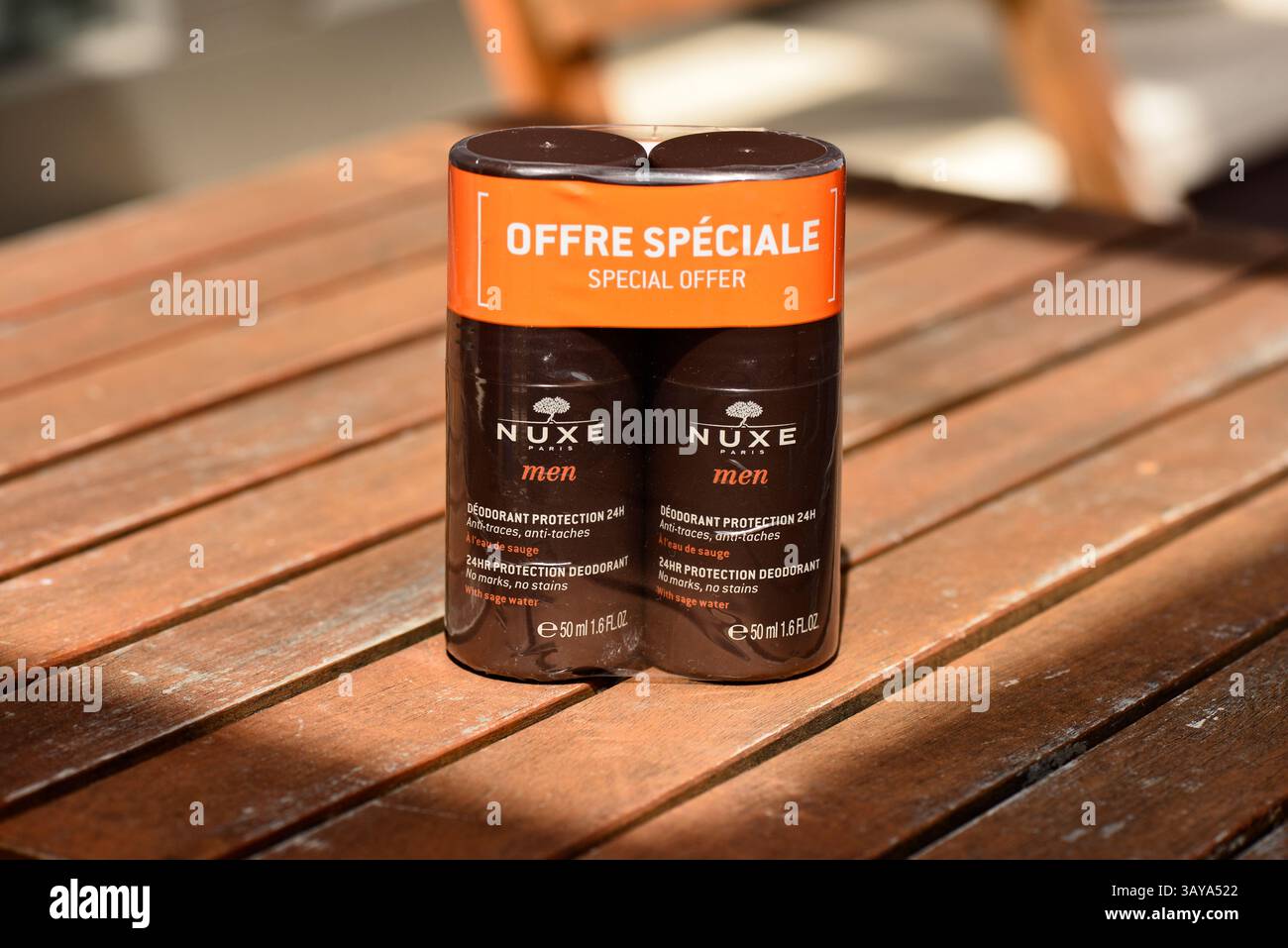Confezione combinata con deodorante roll-on francese Nuxe Paris da uomo, confezionata in plastica, posizionata su un tavolo di legno come offerta speciale sui prodotti per l'igiene maschile di prima qualità Foto Stock
