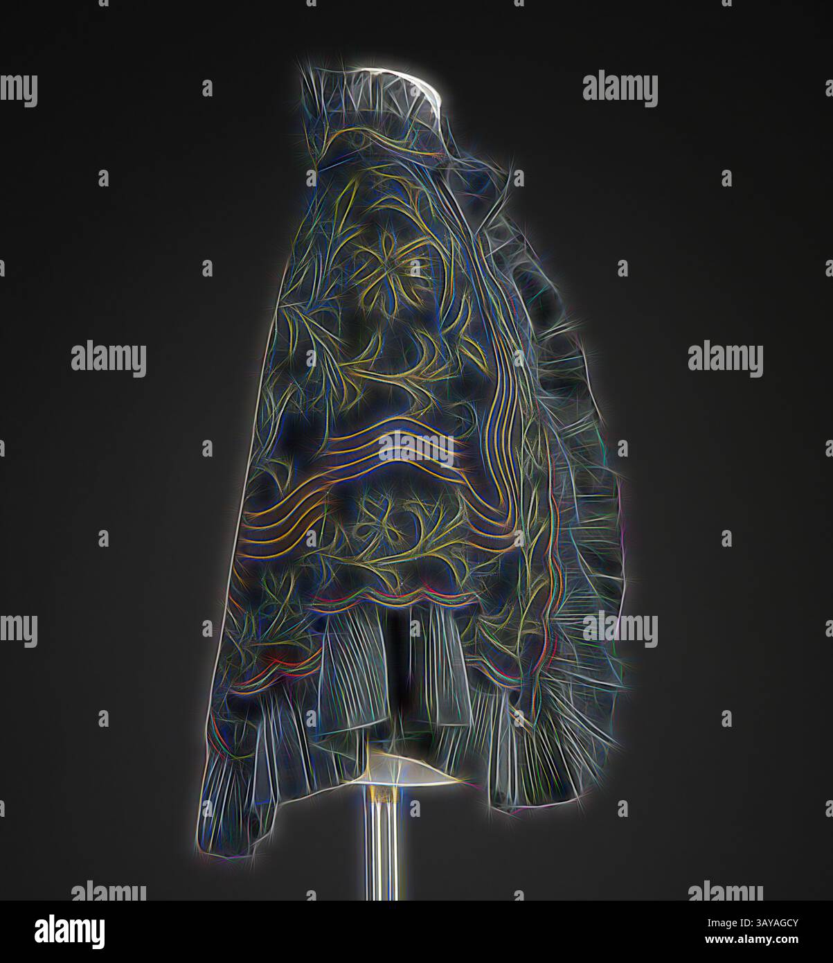 Un capo dal design complesso con delicati motivi floreali e bordi voluminosi si erge elegantemente su uno stand espositivo, mostrando un mix di colori e texture., cape, Young-Quinlan Department Store, rivenditore (americano), circa 1900, seta, perline, parte posteriore centrale 30-1/2 poll., parte anteriore centrale 25 poll., busto 50 poll., vita 66 poll., spalle 18-1/2 poll., etichetta, cucito: Fred. D. Young & Co., Minneapolis., Textile and Fashion Arts, arte classica con un tocco moderno reinventata da Artotop Foto Stock