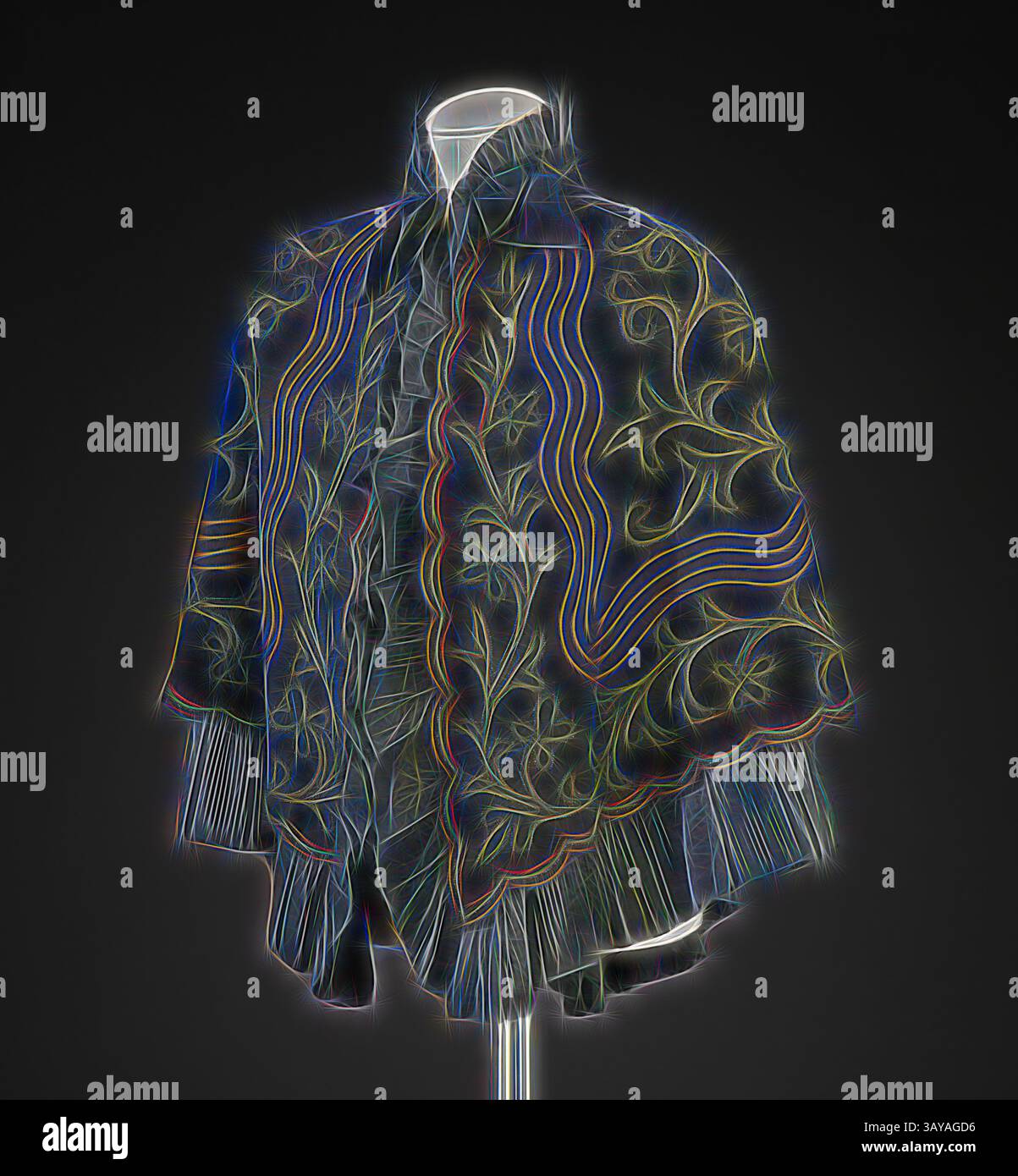 Un capo splendidamente dettagliato caratterizzato da fantasie floreali e linee fluide, elegantemente drappeggiato su un manichino. Il design presenta un mix di texture e arte, evidenziandone l'artigianalità e lo stile., cape, Young-Quinlan Department Store, Retailer (americano), circa 1900, seta, perline, parte posteriore centrale 30-1/2 poll., parte anteriore centrale 25 poll., busto 50 poll., vita 66 poll., spalle 18-1/2 poll., etichetta, cucito: Fred. D. Young & Co., Minneapolis., Textile and Fashion Arts, arte classica con un tocco moderno reinventata da Artotop Foto Stock