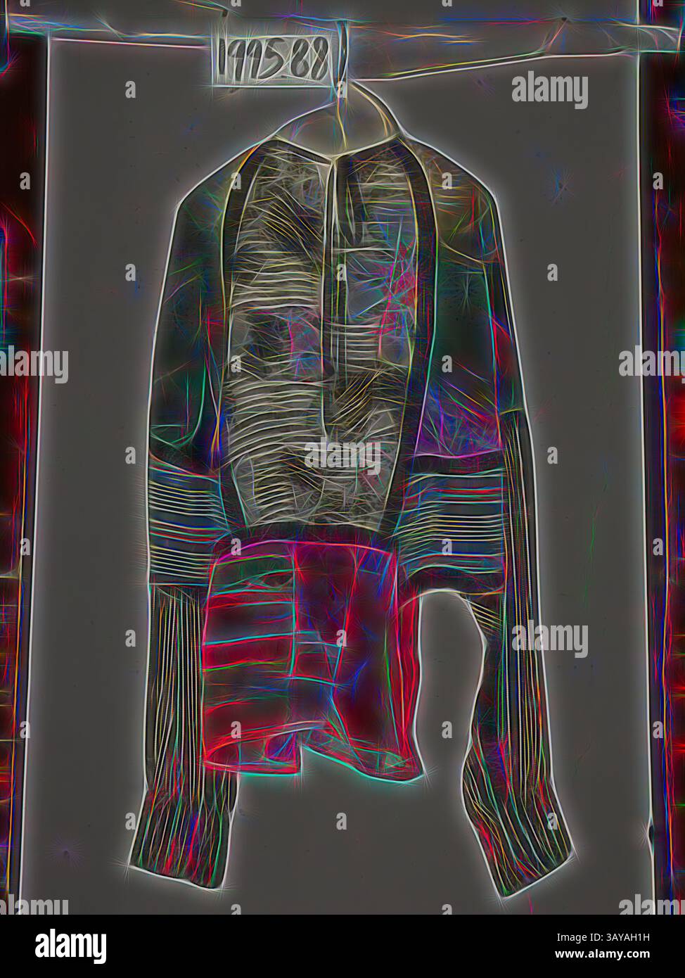 Un capo dal design creativo è appeso su un espositore, che mette in mostra fantasie e texture intricate con un contorno di colore sorprendente., camicetta, Koos van den Akker, Designer (American, Born the Netherlands, 03/16/1939-02/03/2015), 1976-77, georgette in poliestere, lungh.: 25 poll., 63,5 cm, largh.: 57 poll., 146,0 cm, Textile and Fashion Arts, arte classica con un tocco moderno reinventata da Artotop Foto Stock