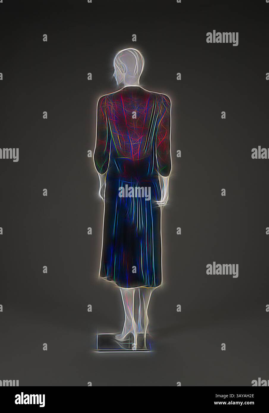 Un'esposizione stilizzata di una figura alla moda, che presenta un abito fluente con effetti di luce eterei che evidenziano i contorni e gli elementi di design, creando un'estetica futuristica. Abito, inizio anni '1940, crepe di seta, metallo, cotone, lunghezza centrale posteriore: 47 cm, Anna Duke/New York, Textile and Fashion Arts, arte classica con un tocco moderno reinventata da Artotop Foto Stock