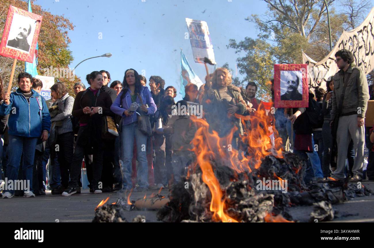 2 luglio 2010 - Cordoba, Argentina - scena fuori dal tribunale dove l'ex dittatore argentino Jorge Rafael Videla e l'ex generale dell'esercito Luciano Benjamin Menendez sono sotto processo a Cordoba, Argentina, venerdì 2 luglio 2010. Videla e Menendez, insieme ad altri 20, sono stati processati per i presunti omicidi di 31 sacerdoti politici, che sono stati prelevati dalle loro celle di detenzione poco dopo il colpo di Stato militare del 1976 e, secondo la storia ufficiale, uccisi mentre cercavano di fuggire. Politica. Comenzo el juicio contra Videla y Menendez foto Irma Montiel (immagine di credito: © Irma Montiel/la Nacion Argentina/la Na Foto Stock