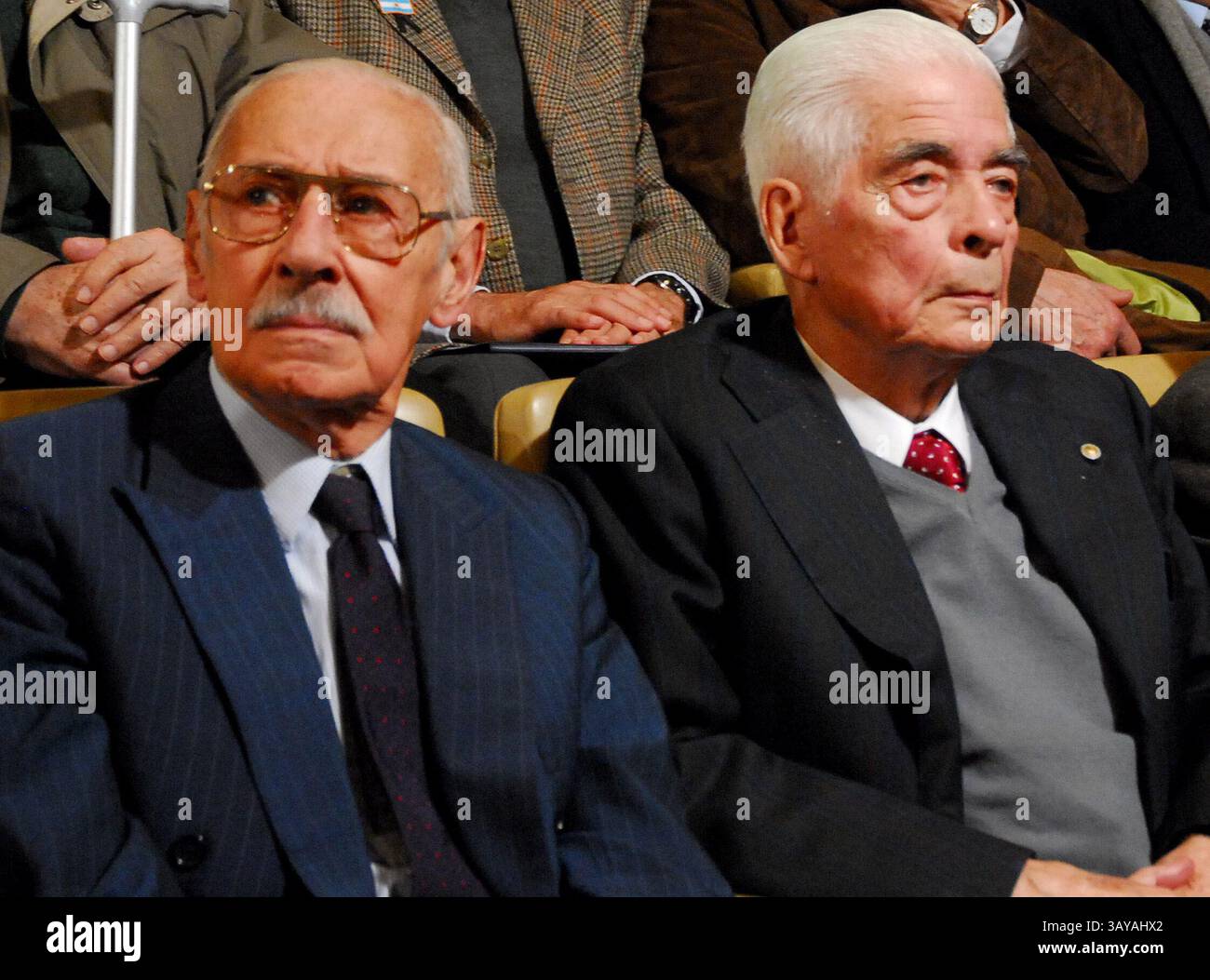 2 luglio 2010 - Cordoba, Argentina - l'ex dittatore argentino JORGE RAFAEL VIDELA, a sinistra, e l'ex generale dell'esercito LUCIANO BENJAMIN MENENDEZ sono visti in tribunale a Cordoba, Argentina, venerdì 2 luglio 2010. Videla e Menendez, insieme ad altri 20, sono stati processati per i presunti omicidi di 31 sacerdoti politici, che sono stati prelevati dalle loro celle di detenzione poco dopo il colpo di Stato militare del 1976 e, secondo la storia ufficiale, uccisi mentre cercavano di fuggire. Politica. Comenzo el juicio contra Videla y Menendez foto Irma Montiel (immagine di credito: © Irma Montiel/la Nacion Argentina/la Nacion/ZUMApress.com Foto Stock