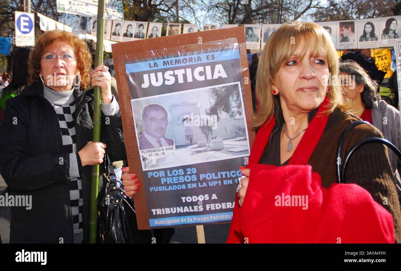 2 luglio 2010 - Cordoba, Argentina - scena fuori dal tribunale dove l'ex dittatore argentino Jorge Rafael Videla e l'ex generale dell'esercito Luciano Benjamin Menendez sono sotto processo a Cordoba, Argentina, venerdì 2 luglio 2010. Videla e Menendez, insieme ad altri 20, sono stati processati per i presunti omicidi di 31 sacerdoti politici, che sono stati prelevati dalle loro celle di detenzione poco dopo il colpo di Stato militare del 1976 e, secondo la storia ufficiale, uccisi mentre cercavano di fuggire. Politica. Comenzo el juicio contra Videla y Menendez foto Irma Montiel (immagine di credito: © Irma Montiel/la Nacion Argentina/la Na Foto Stock
