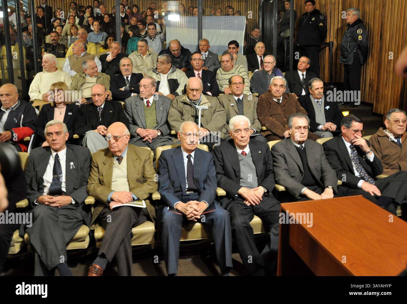 2 luglio 2010 - Cordoba, Argentina - l'ex dittatore argentino JORGE RAFAEL VIDELA (terza fila a sinistra, e l'ex generale dell'esercito LUCIANO BENJAMIN MENENDEZ (quarta fila) sono visti in tribunale a Cordoba, Argentina, venerdì 2 luglio 2010. Videla e Menendez, insieme ad altri 20, sono stati processati per i presunti omicidi di 31 sacerdoti politici, che sono stati prelevati dalle loro celle di detenzione poco dopo il colpo di Stato militare del 1976 e, secondo la storia ufficiale, uccisi mentre cercavano di fuggire. Politica. Comenzo el juicio contra Videla y Menendez foto Irma Montiel (immagine di credito: © Irma Montiel/la Nacion AR Foto Stock