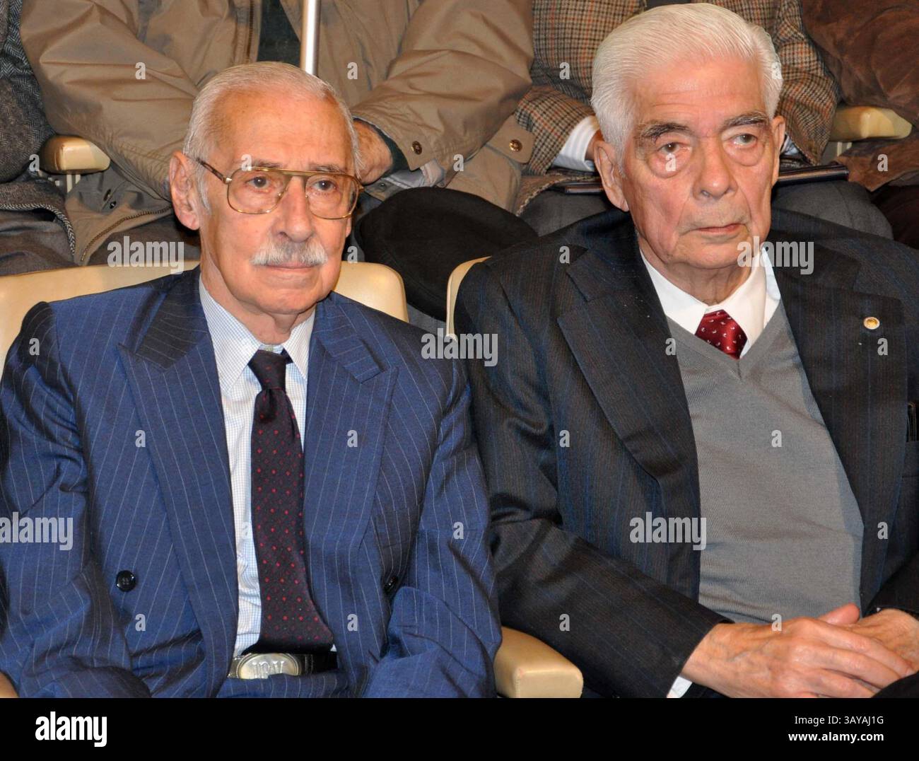2 luglio 2010 - Cordoba, Argentina - l'ex dittatore argentino JORGE RAFAEL VIDELA, a sinistra, e l'ex generale dell'esercito LUCIANO BENJAMIN MENENDEZ sono visti in tribunale a Cordoba, Argentina, venerdì 2 luglio 2010. Videla e Menendez, insieme ad altri 20, sono stati processati per i presunti omicidi di 31 sacerdoti politici, che sono stati prelevati dalle loro celle di detenzione poco dopo il colpo di Stato militare del 1976 e, secondo la storia ufficiale, uccisi mentre cercavano di fuggire. Politica. Comenzo el juicio contra Videla y Menendez foto Irma Montiel (immagine di credito: © Irma Montiel/la Nacion Argentina/la Nacion/ZUMApress.com Foto Stock