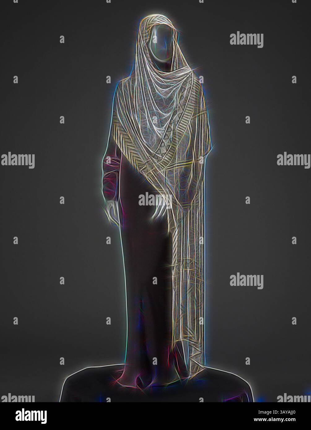 Un manichino alla moda drappeggiato in un capo elegante, caratterizzato da fantasie intricate e una silhouette fluida, evidenziata da contorni dinamici e colorati che ne esaltano la qualità eterea. Sciarpa, inizio XX secolo, rete di cotone, strisce in argento tedesco applicate, 35-1/2 x 96-1/2 poll., Arte tessile e Moda, arte classica con un tocco moderno reinterpretato da Artotop Foto Stock