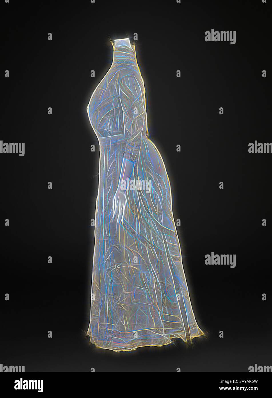 La silhouette spettrale di un abito vintage, elegantemente addosso e luminoso con linee eteree, crea un'affascinante interazione di luce e forma su uno sfondo scuro., abito da giorno, sconosciuto, 1900-1915, cotone, pizzo, centro posteriore 57 poll., centro anteriore 57 poll., busto 32 poll., vita 25 poll., fianchi 31 poll., lunghezza manica 16-1/2 poll., spalle 13-1/2 poll., American, Textile and Fashion Arts, arte classica con un tocco moderno reinterpretato da Artotop Foto Stock