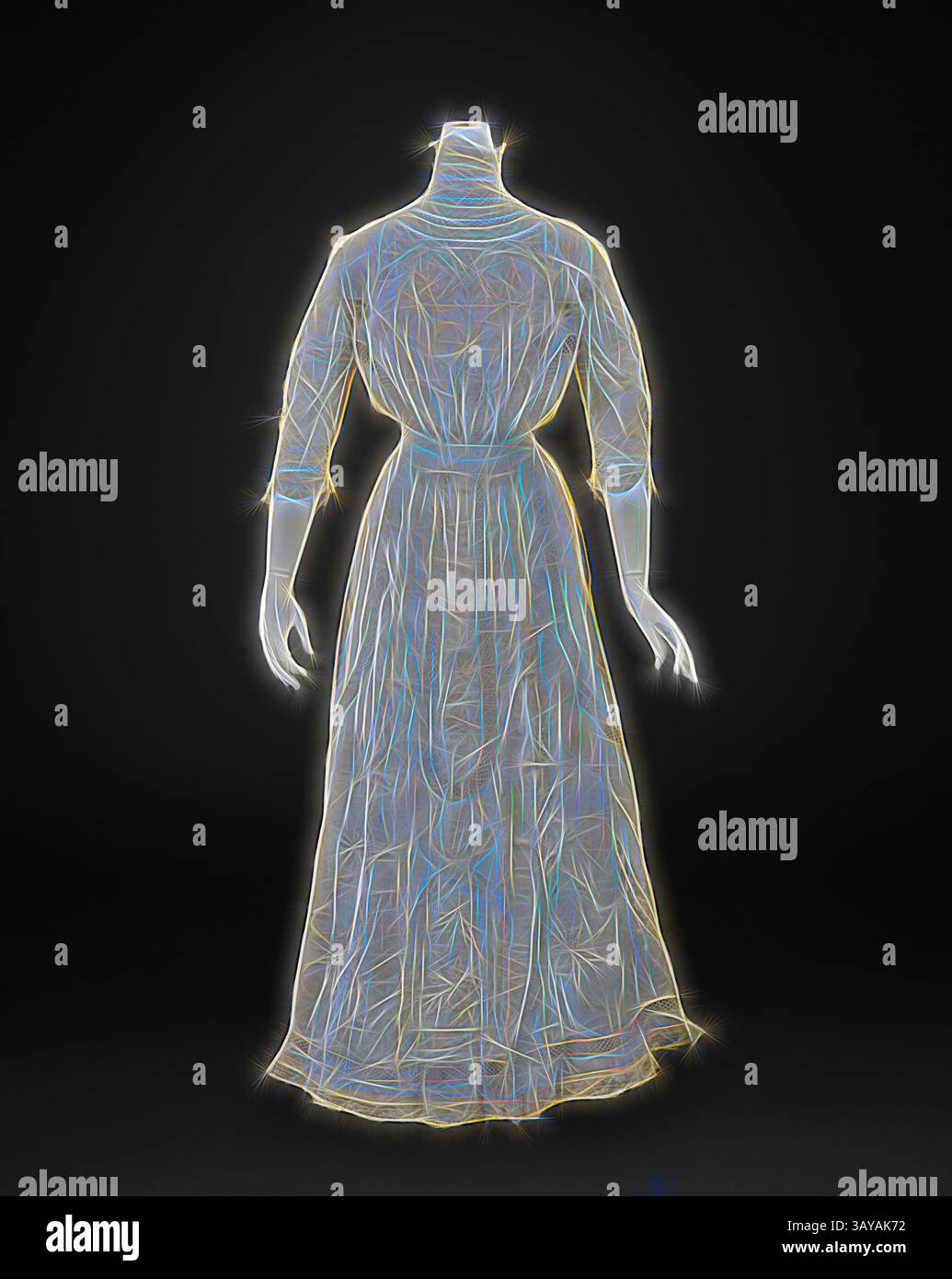 Una silhouette spettrale di un abito vintage, con linee fluide e un bagliore morbido che creano un senso di eleganza eterea., abito da giorno, sconosciuto, 1900-1915, cotone, pizzo, centro posteriore 57 poll., centro anteriore 57 poll., busto 32 poll., vita 25 poll., fianchi 31 poll., lunghezza manica 16-1/2 poll., spalle 13-1/2 poll., American, Textile and Fashion Arts, arte classica con un tocco moderno reinterpretato da Artotop Foto Stock