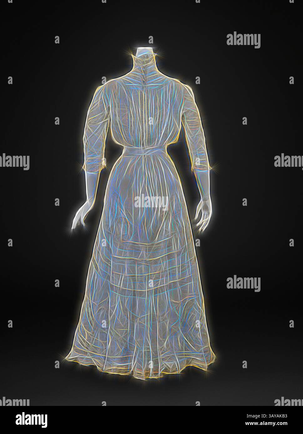 Abito vintage con una silhouette fluida e dettagli intricati, illuminato da un soffice bagliore etereo che evoca un senso di eleganza e nostalgia., abito da giorno, sconosciuto, 1900-1915, cotone, pizzo, centro posteriore 57 poll., centro anteriore 57 poll., busto 32 poll., vita 25 poll., fianchi 31 poll., lunghezza manica 16-1/2 poll., spalle 13-1/2 poll., American, Textile and Fashion Arts, arte classica con un tocco moderno reinterpretato da Artotop Foto Stock