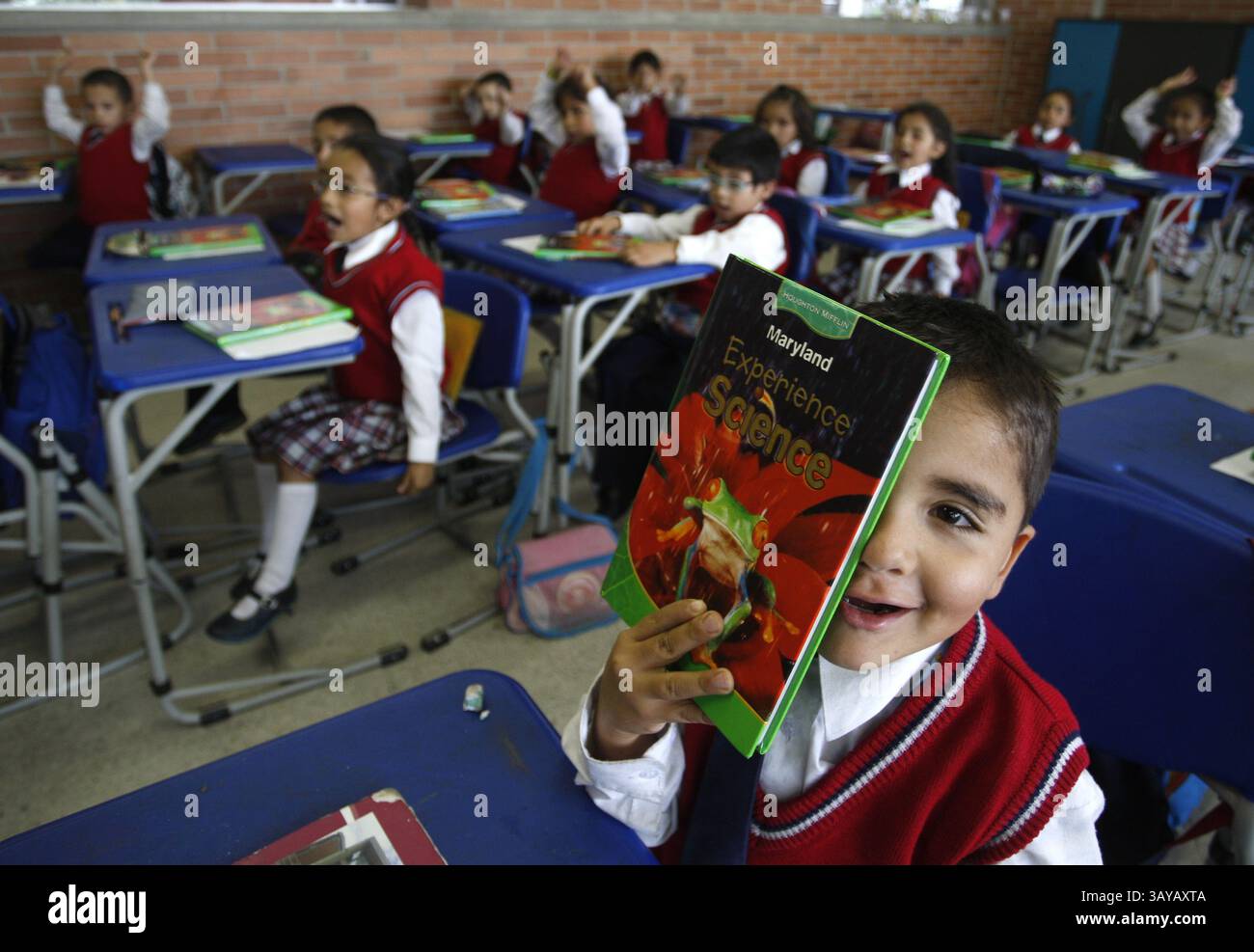 27 maggio 2010 - Bogota, CUNDINAMARCA, COLOMBIA - (27/05/2010) Alumnos del colegio distrital Debora Arango PÃ©rez reciben clases de ingles hoy 27 de marzo del 2010 en BogotÃ Colombia, en un programa que se esta implantando en colegios distritales de la ciudad. FOTO MAURICIO MORENO EL TIEMPO (immagine di credito: © El Tiempo/GDA/ZUMApress.com) Foto Stock